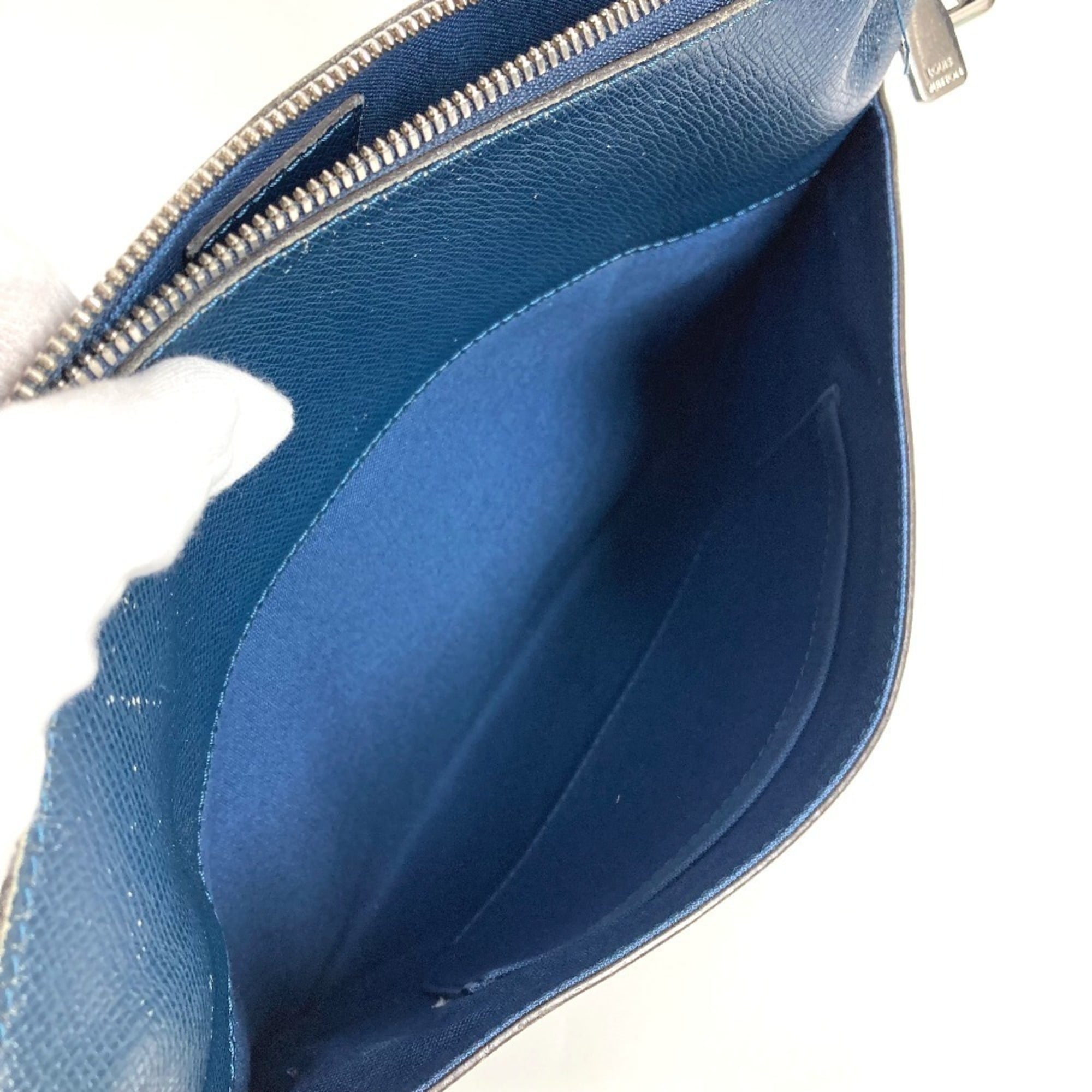 Louis Vuitton Blue Ocean Taiga Leather Leather Shoulder Bag (Pre-Owned)