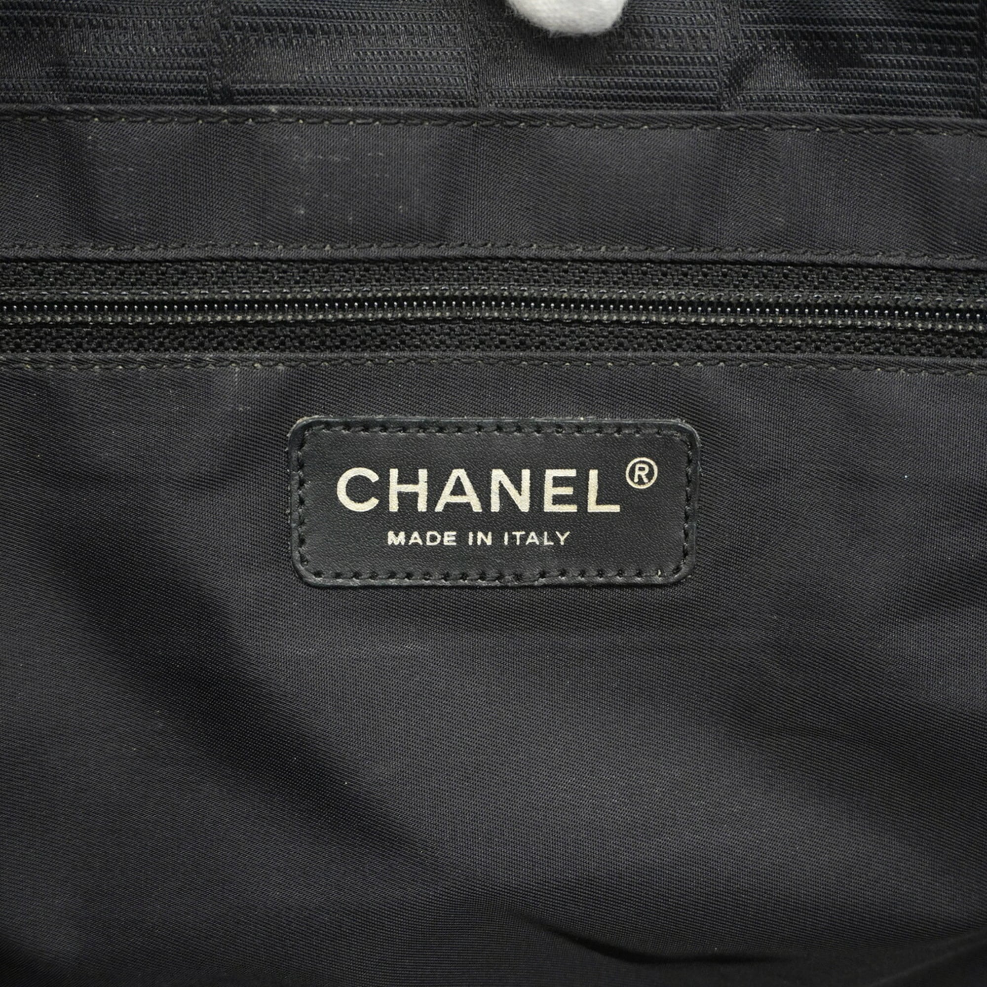 Chanel Black Nylon Tote Bag (Pre-Owned)