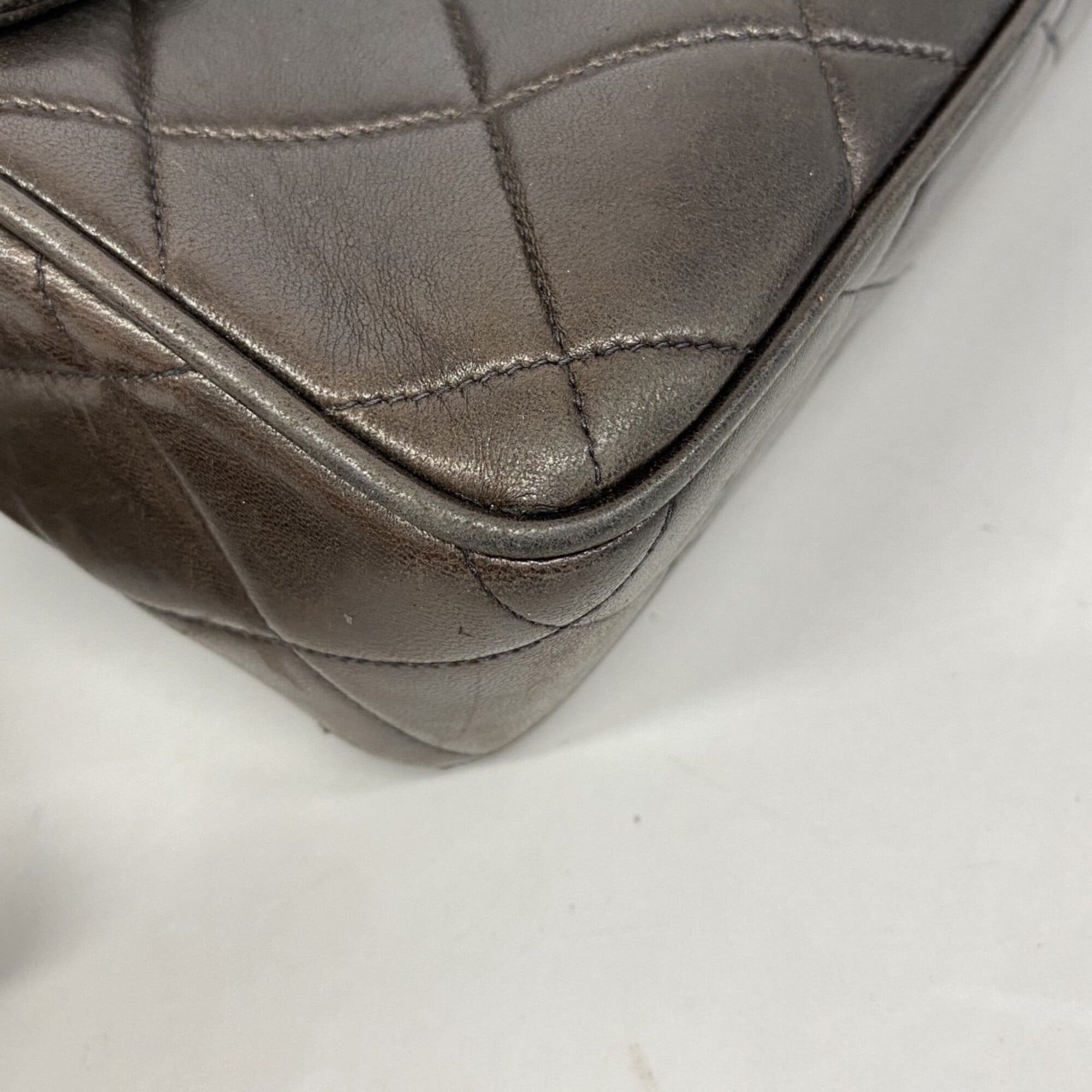 Chanel Black Leather Shoulder Bag (Pre-Owned)