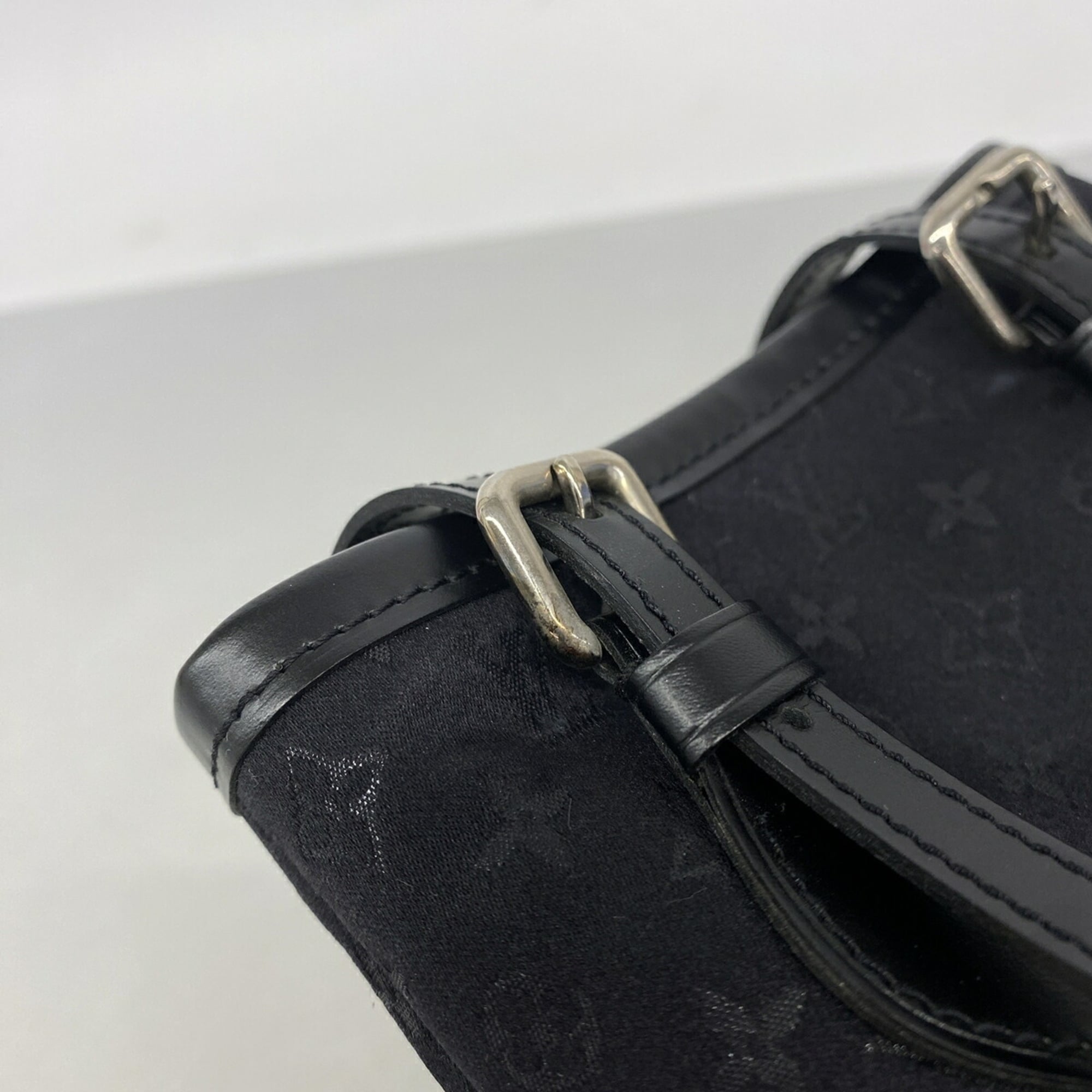 Louis Vuitton Noir Handbag (Pre-Owned)