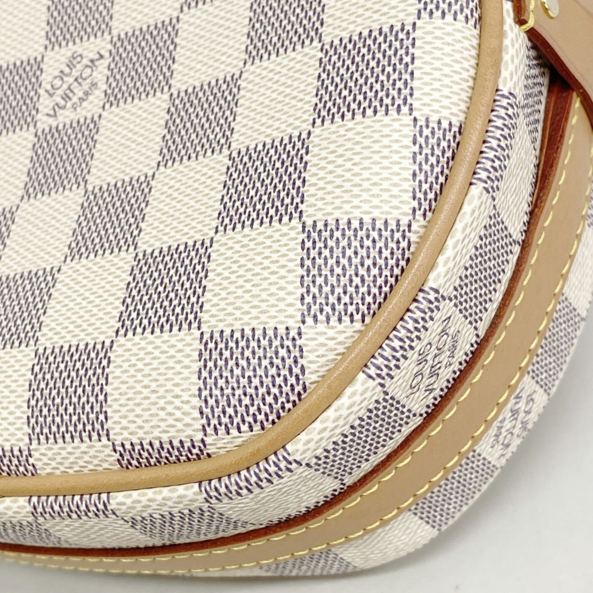 Louis Vuitton White Shoulder Bag (Pre-Owned)