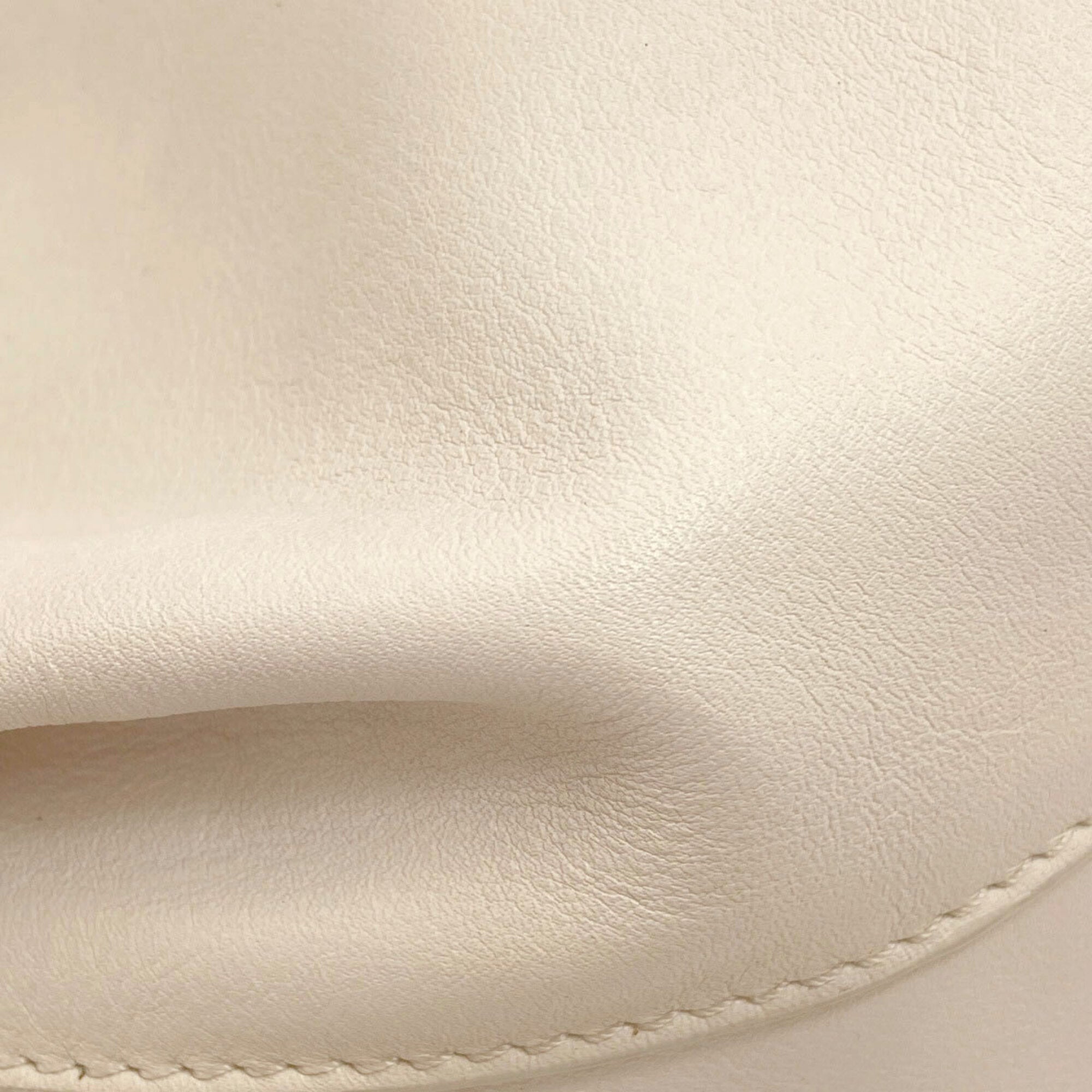 Loewe White Leather Handbag (Pre-Owned)