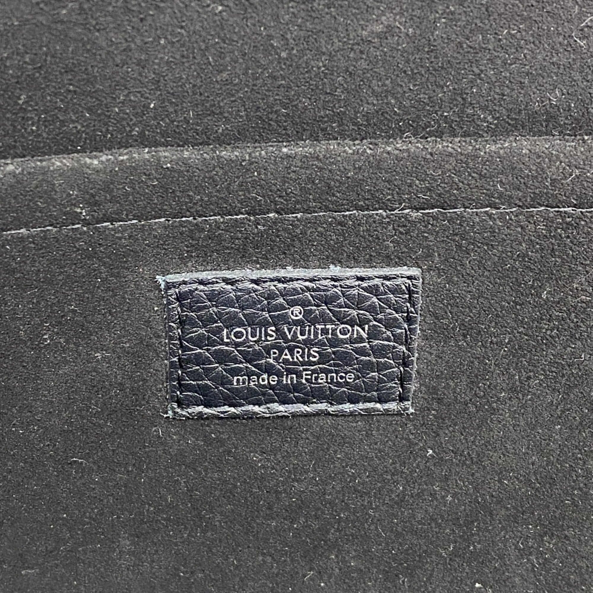 Louis Vuitton Noir Clutch Bag (Pre-Owned)