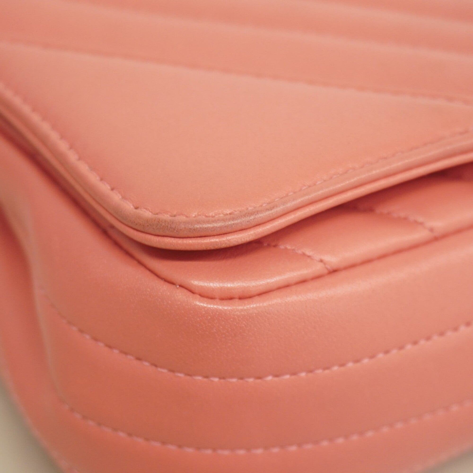 Chanel Pink Leather Shoulder Bag (Pre-Owned)