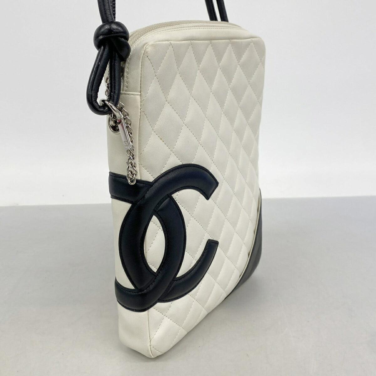 Chanel Black White Leather Shoulder Bag (Pre-Owned)