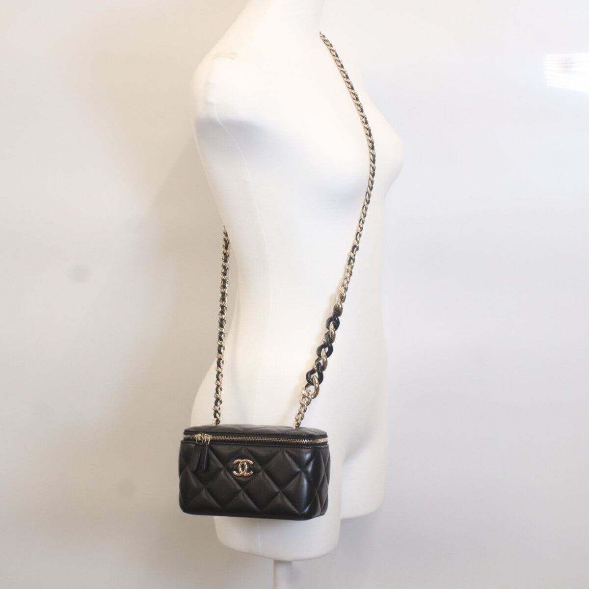 Chanel Black Leather Shoulder Bag (Pre-Owned)