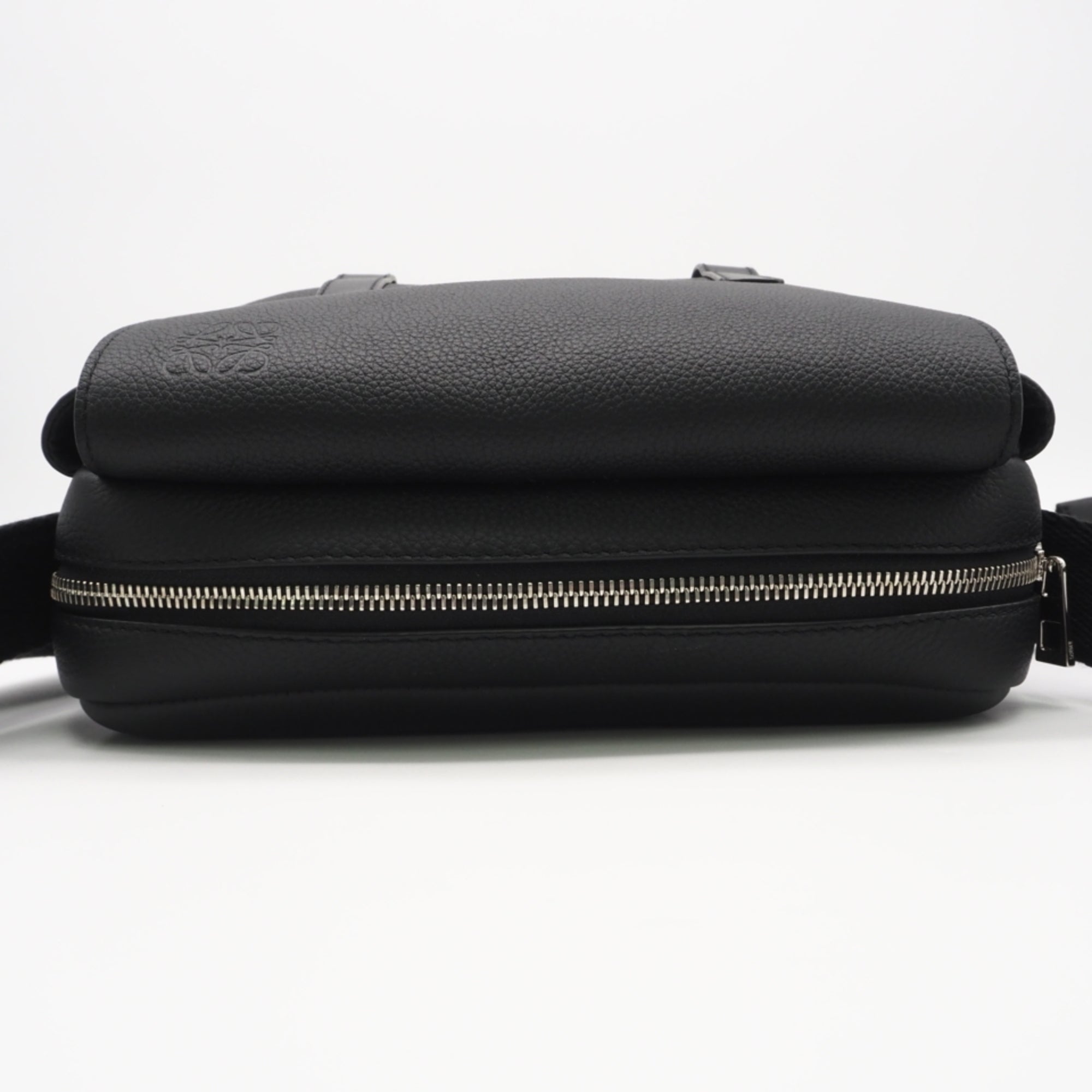 Loewe Black Leather Messenger Bag Shoulder Bag (Pre-Owned)