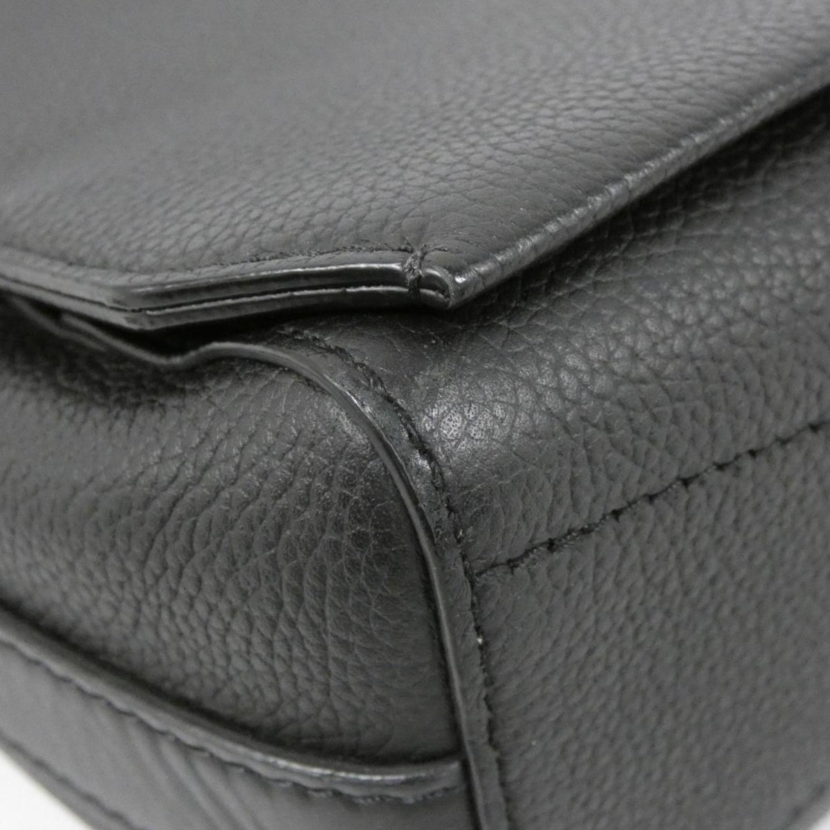 Louis Vuitton Black Leather Shoulder Bag (Pre-Owned)