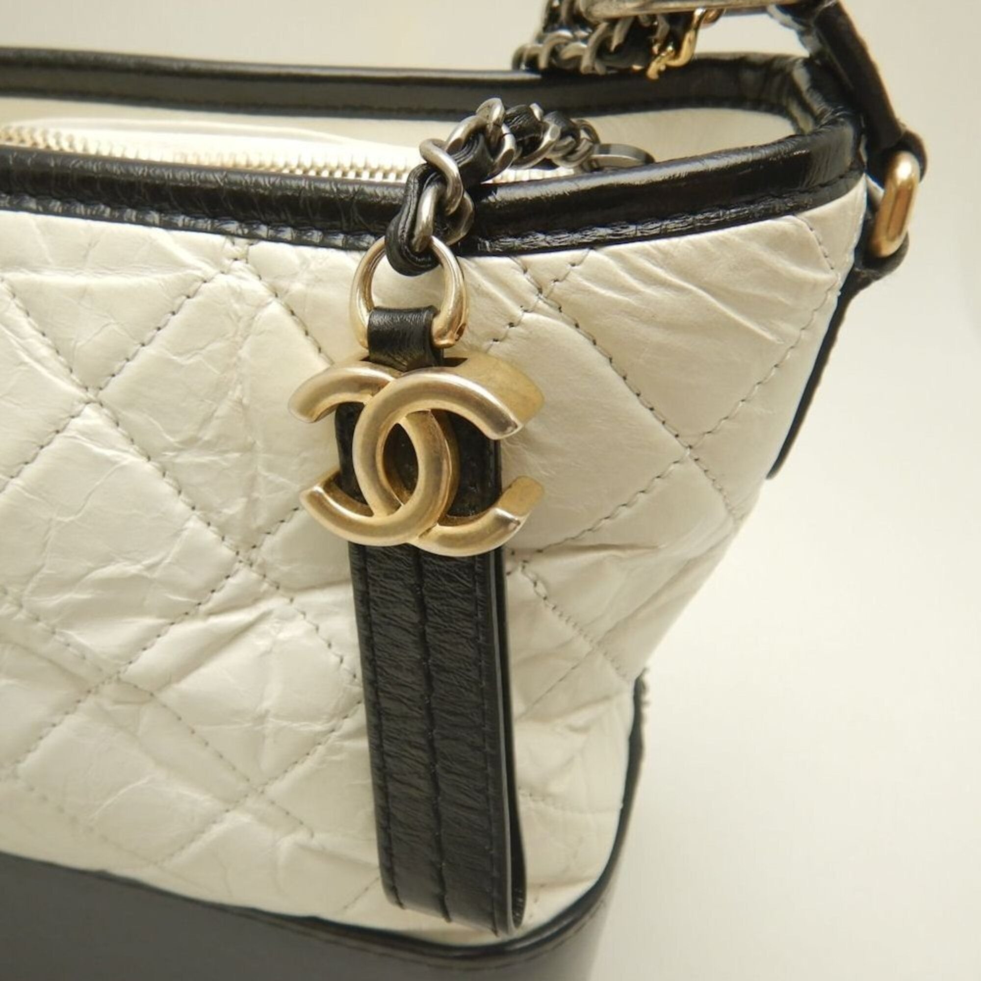 Chanel Black White Leather Shoulder Bag (Pre-Owned)