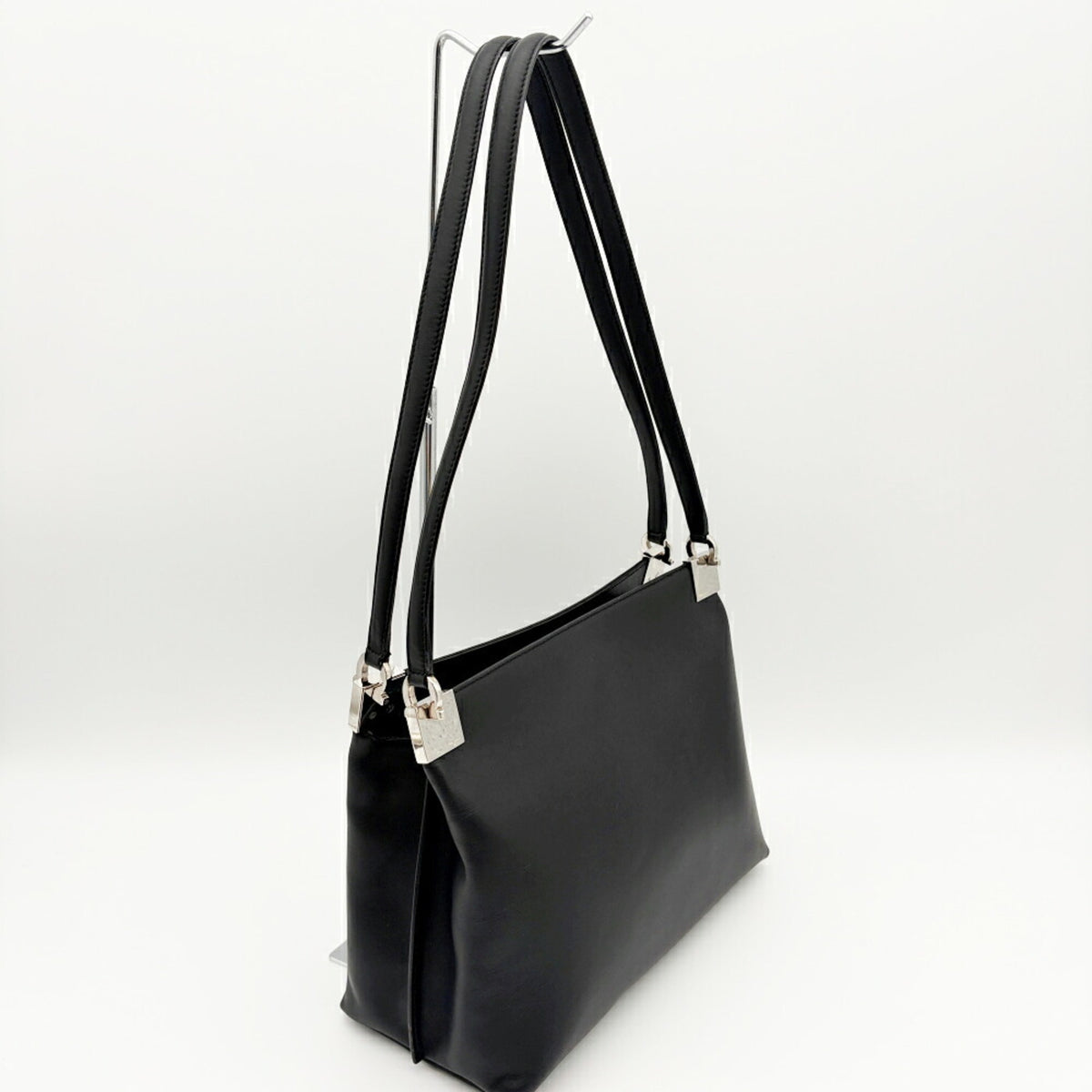 Salvatore Ferragamo Black Leather Shoulder Bag (Pre-Owned)