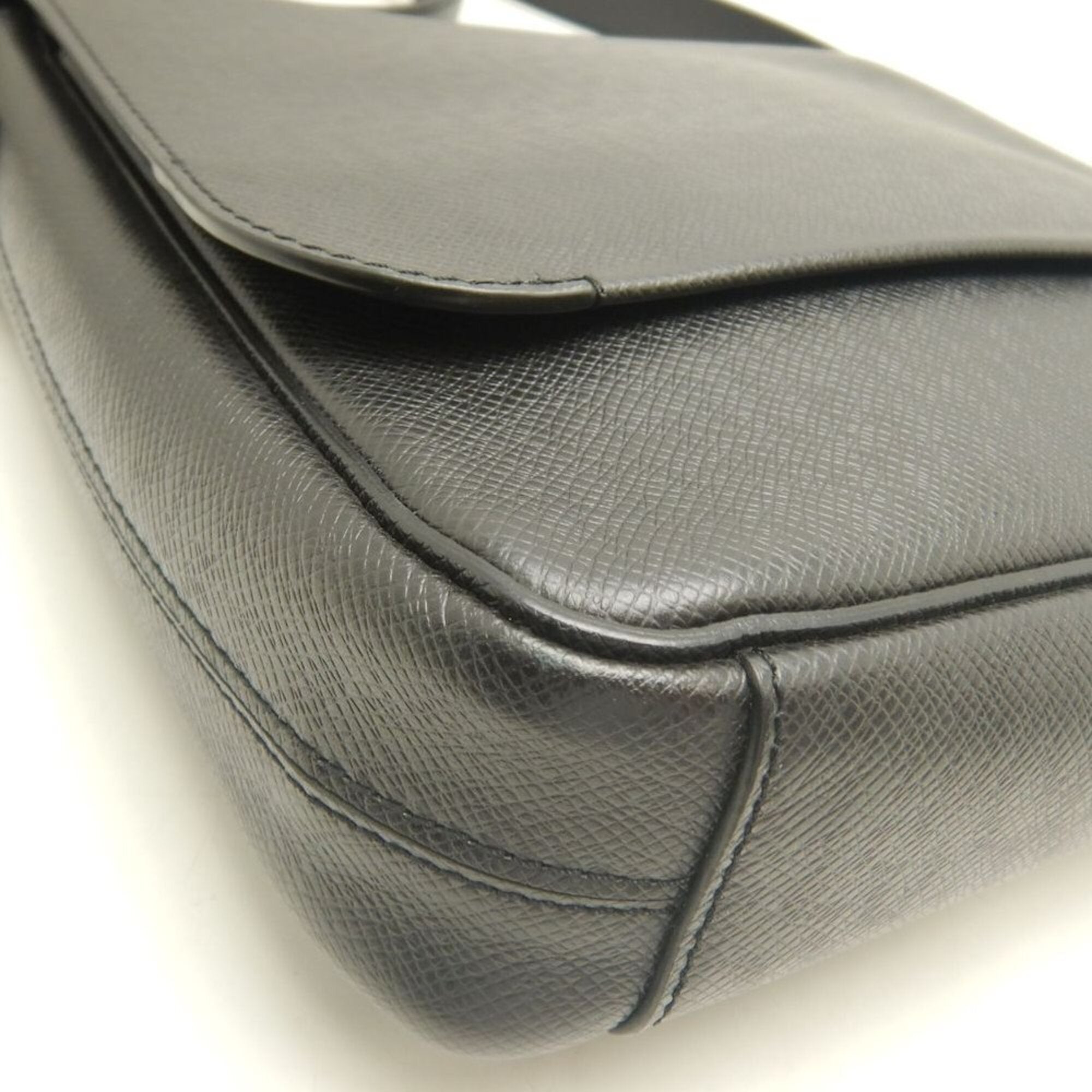 Louis Vuitton Noir Taiga Leather Shoulder Bag (Pre-Owned)
