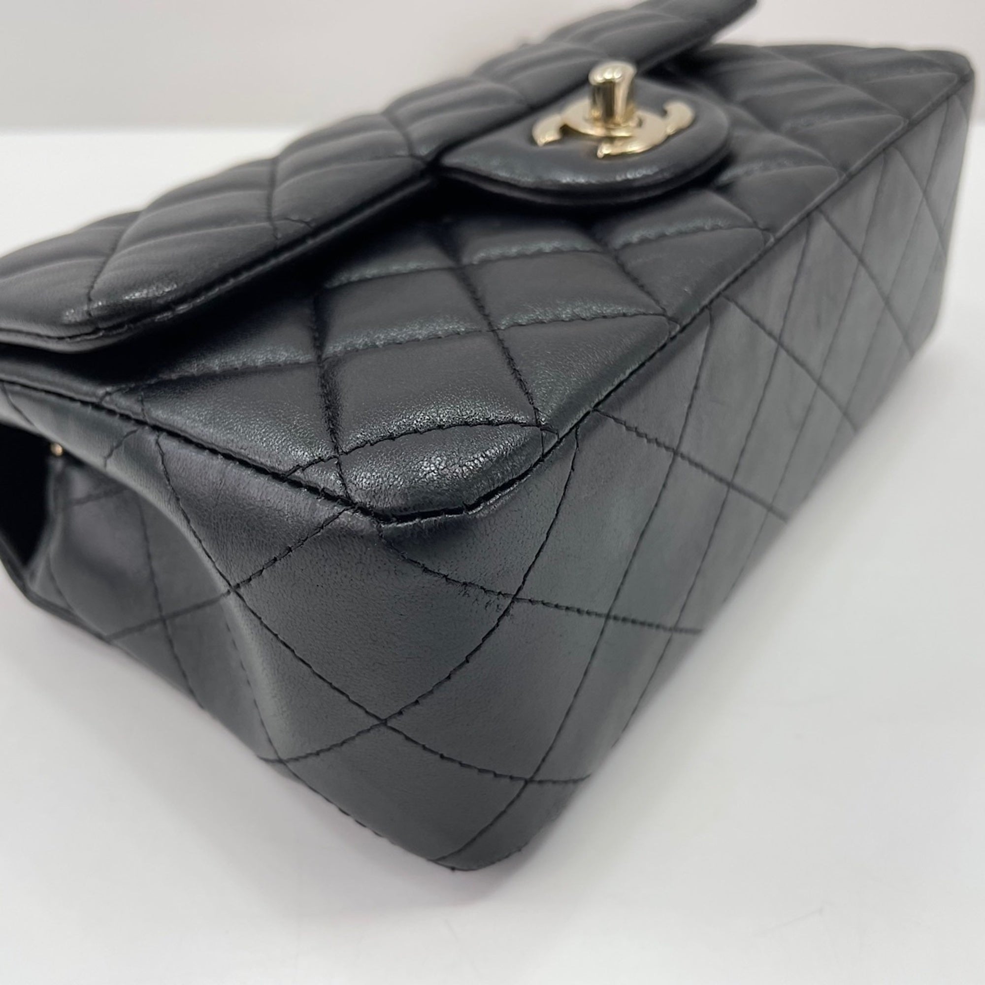 Chanel Black Shoulder Bag (Pre-Owned)