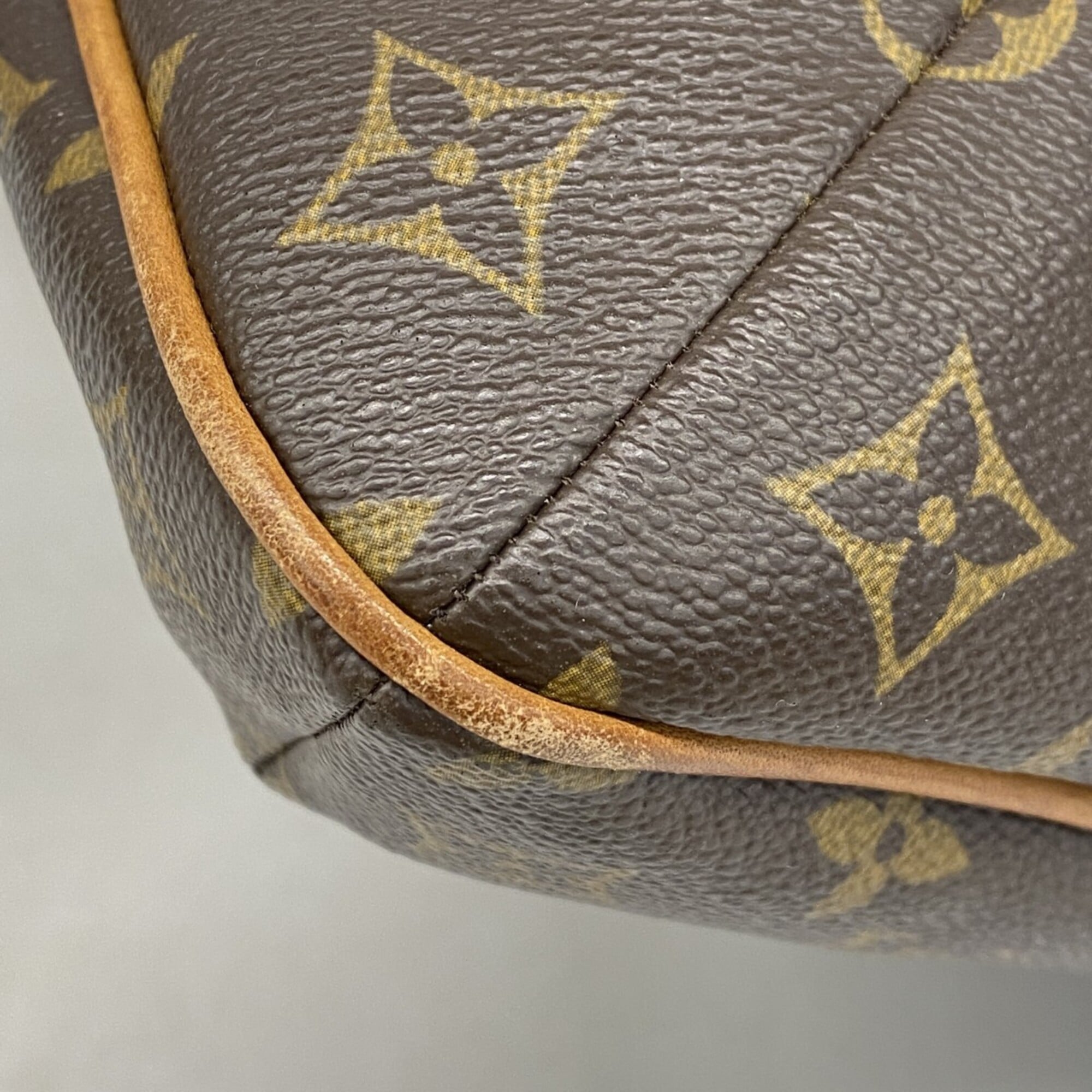 Louis Vuitton Brown Shoulder Bag (Pre-Owned)