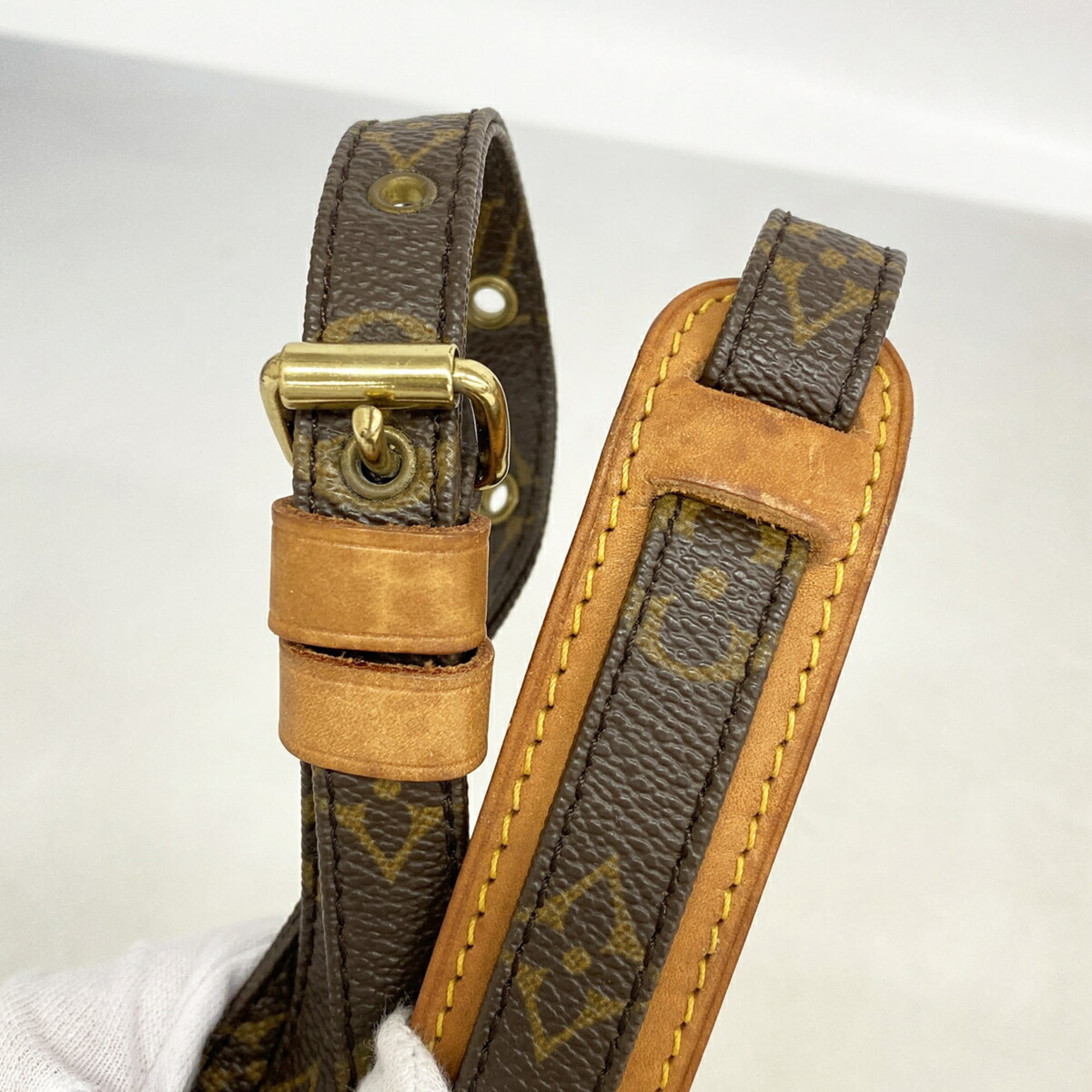 Louis Vuitton Brown Shoulder Bag (Pre-Owned)