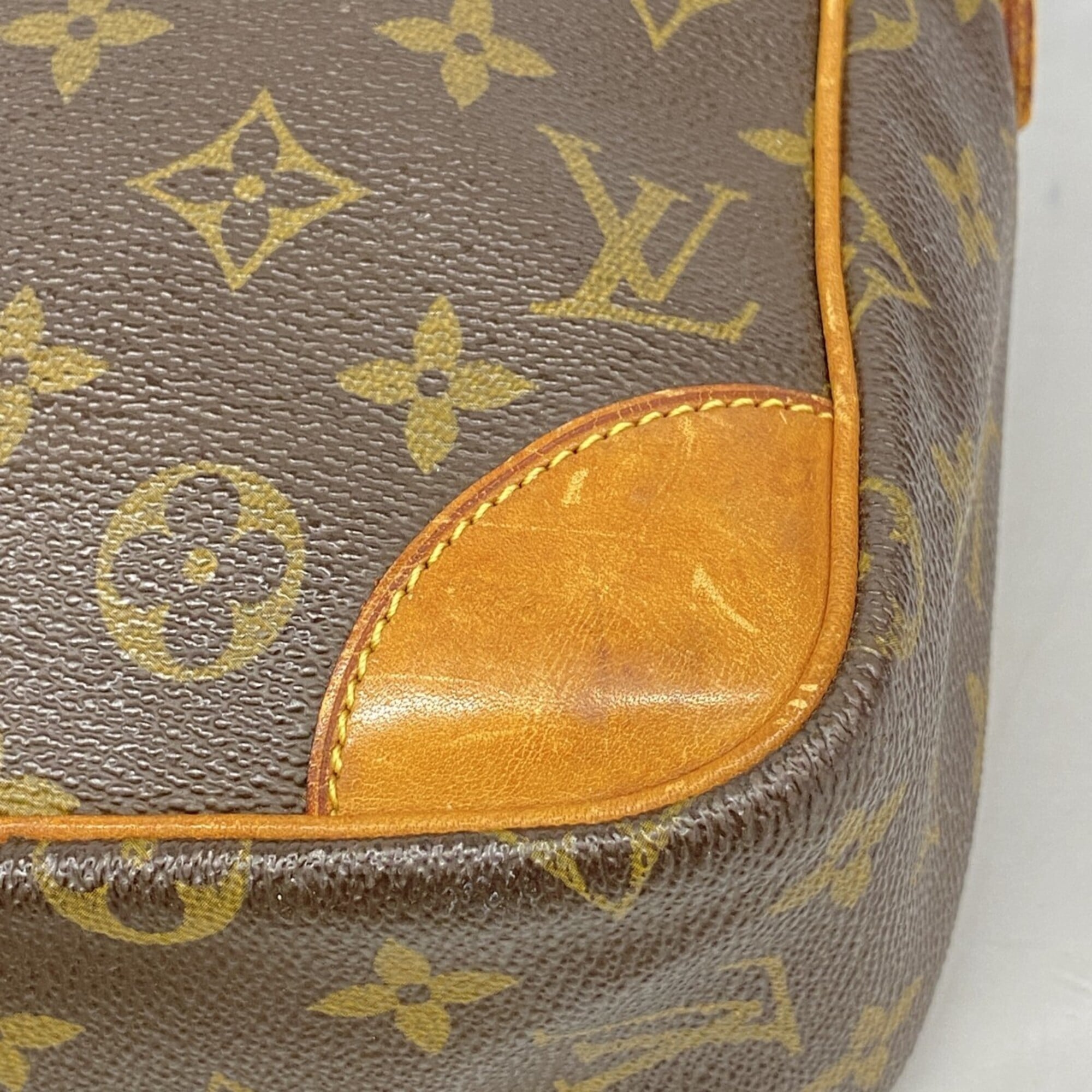 Louis Vuitton Brown Shoulder Bag (Pre-Owned)