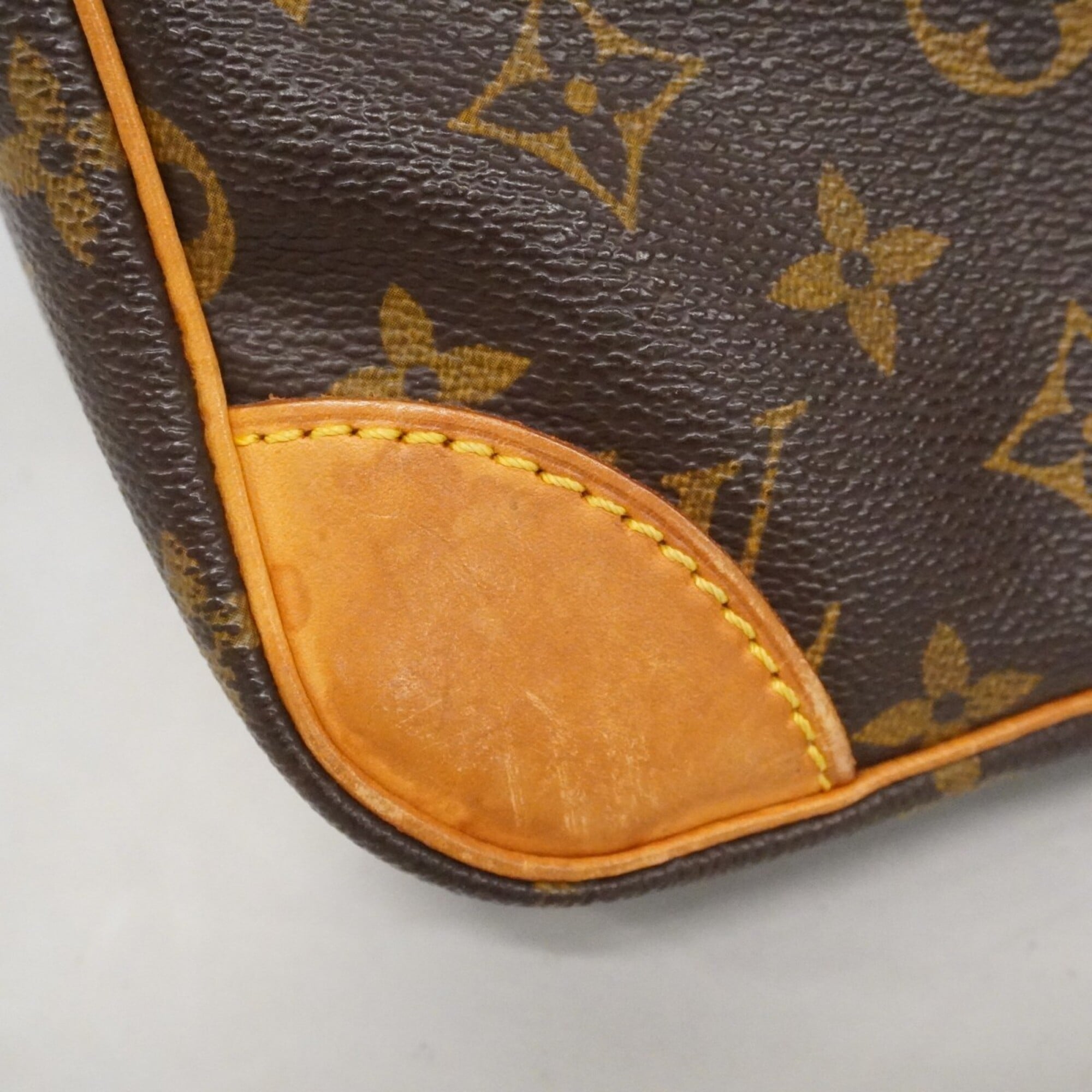 Louis Vuitton Brown Shoulder Bag (Pre-Owned)