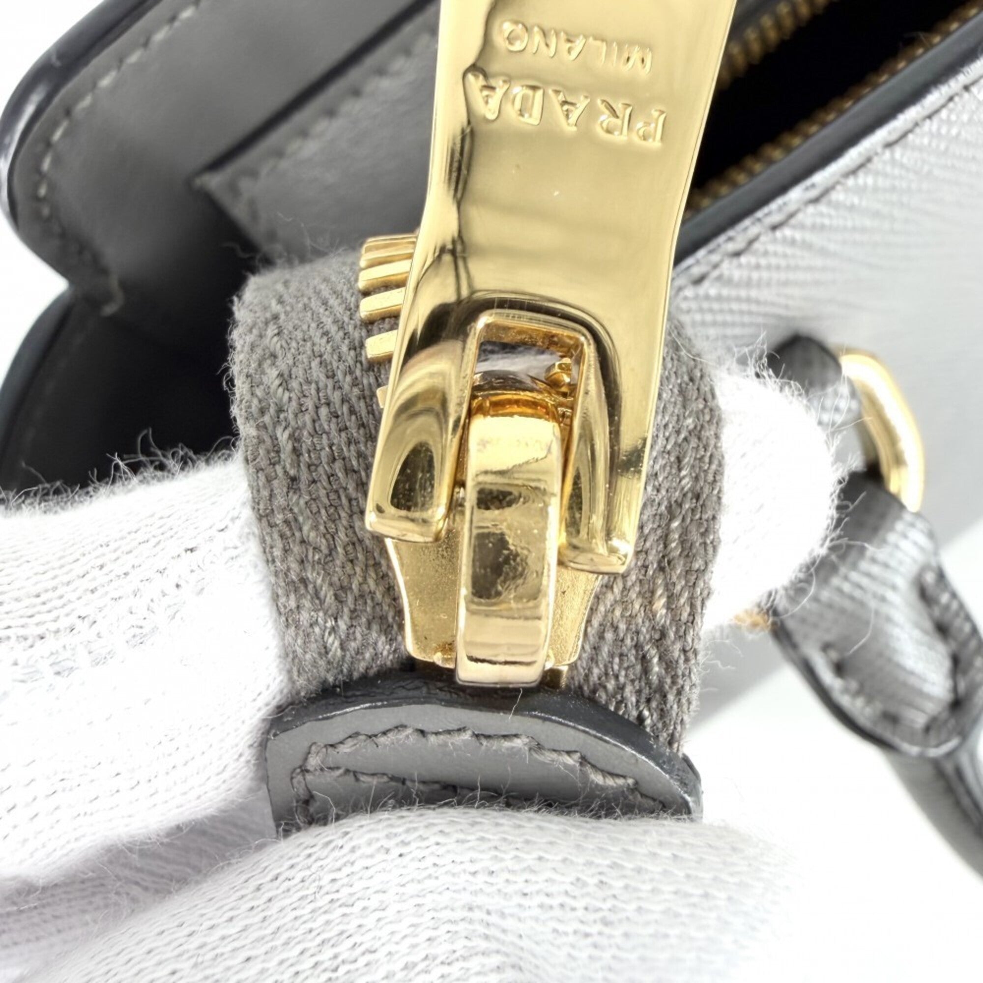 Prada Gray White Leather Handbag Shoulder Bag (Pre-Owned)
