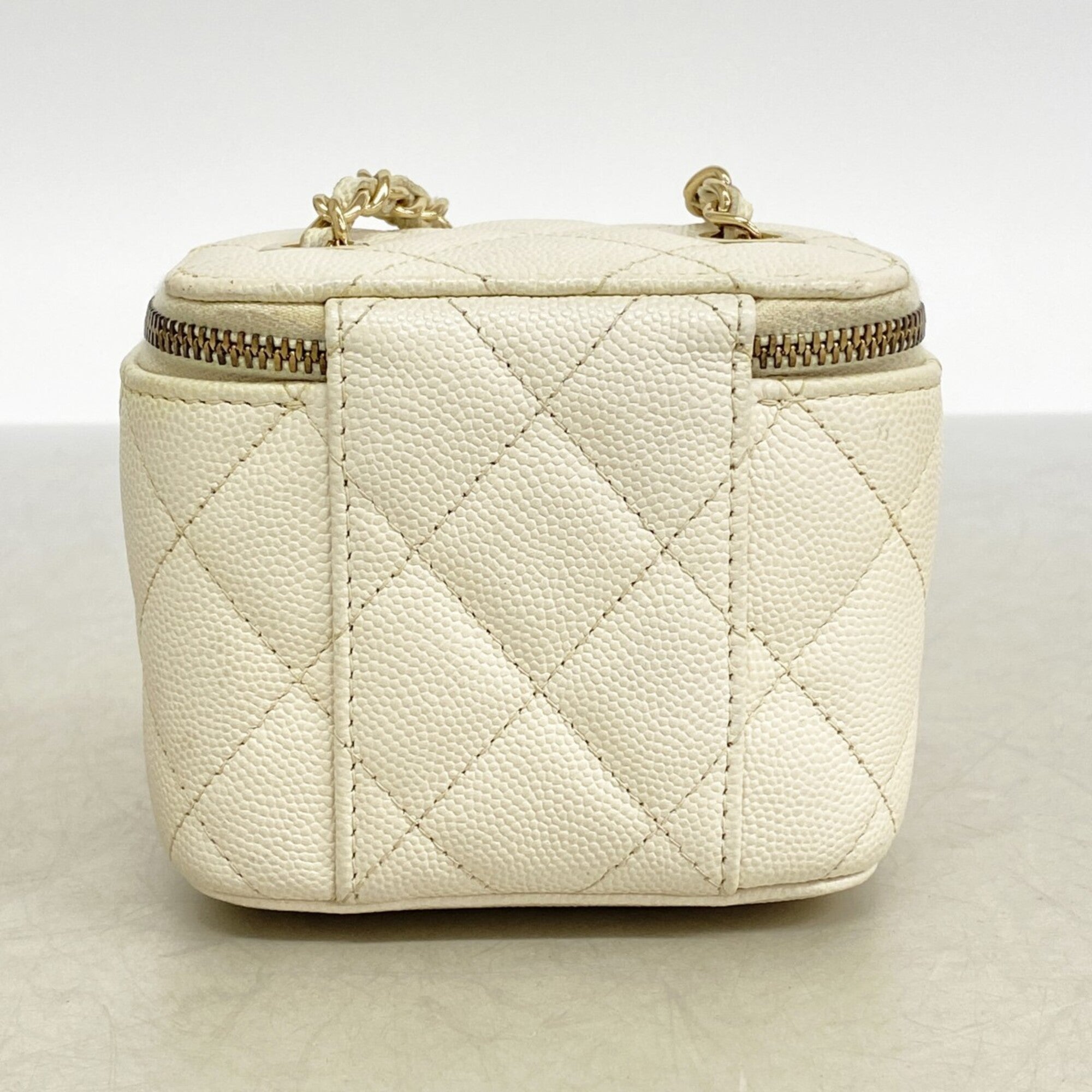 Chanel White Grained Calfskin Shoulder Bag (Pre-Owned)