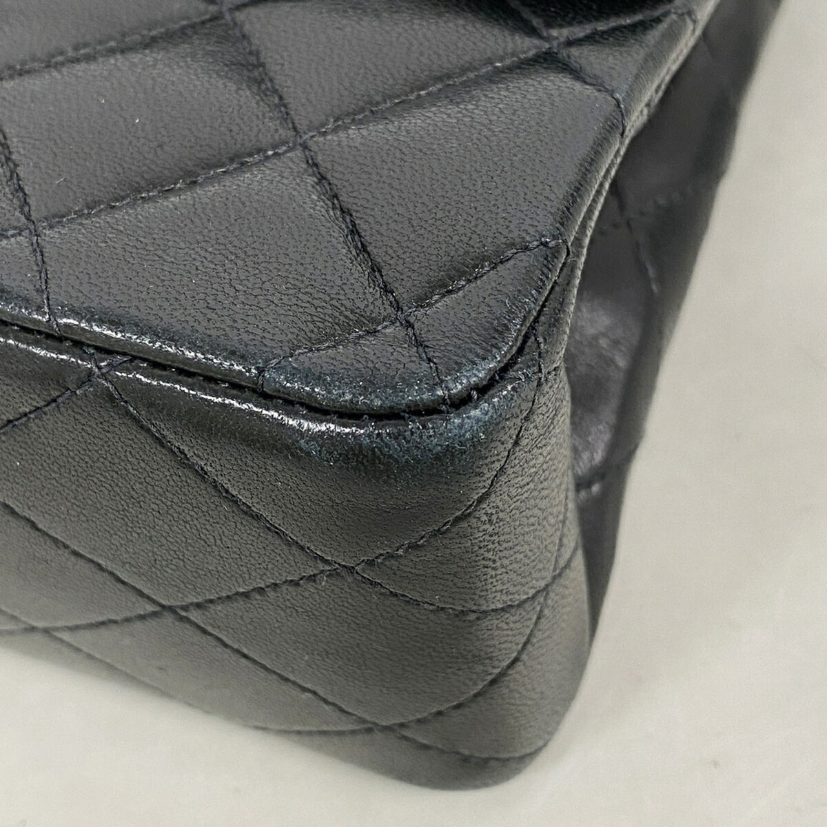 Chanel Black Leather Shoulder Bag (Pre-Owned)