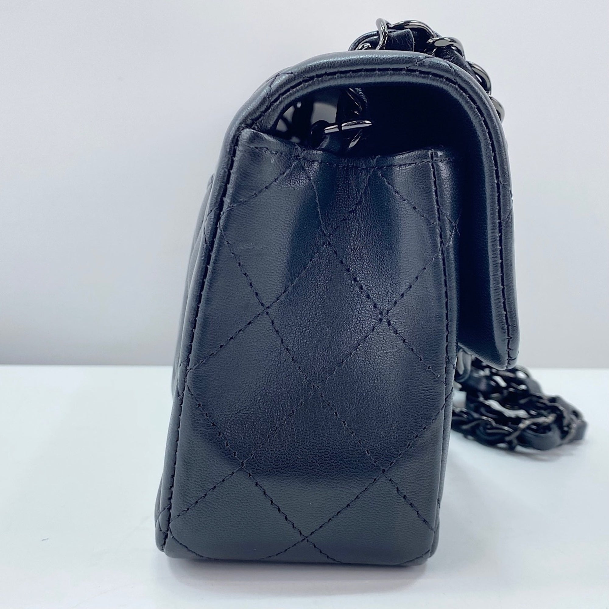 Chanel Black Shoulder Bag (Pre-Owned)
