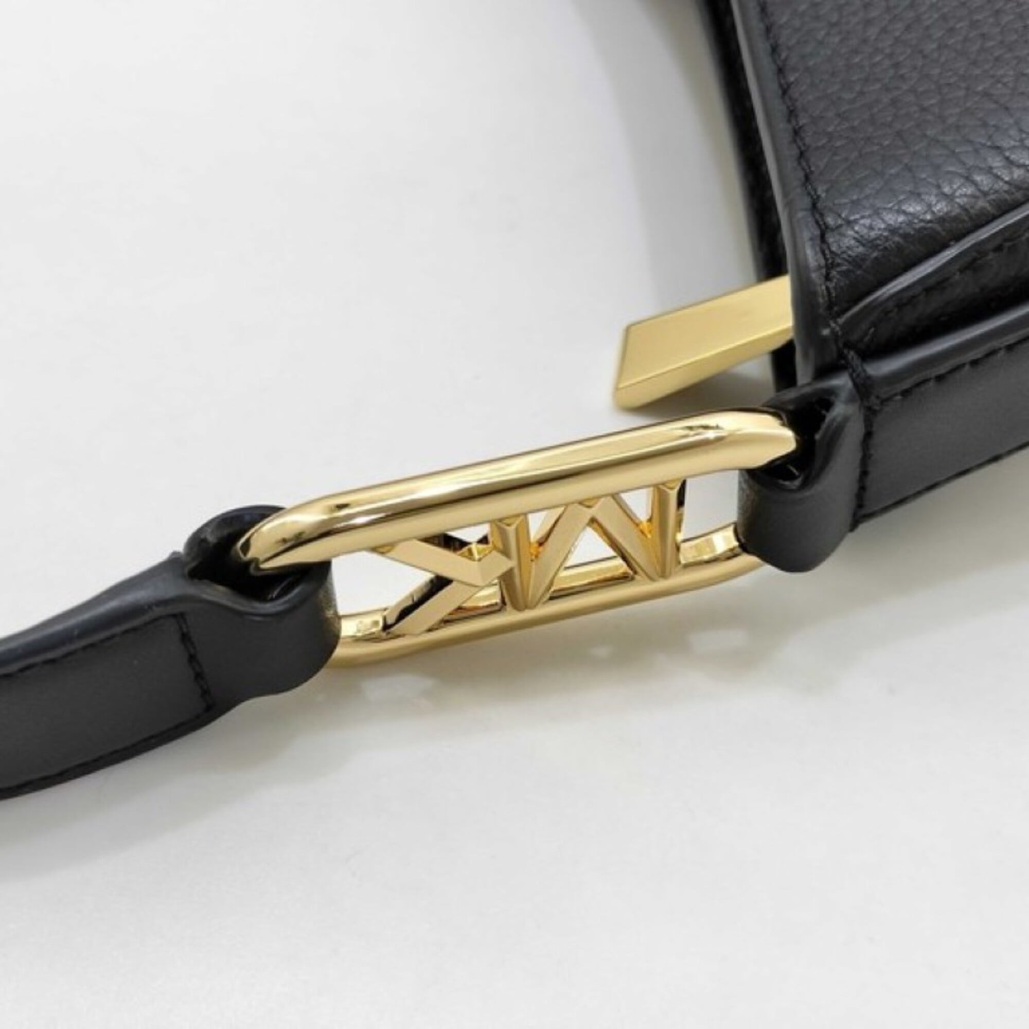 Michael Kors Black Leather Shoulder Bag (Pre-Owned)