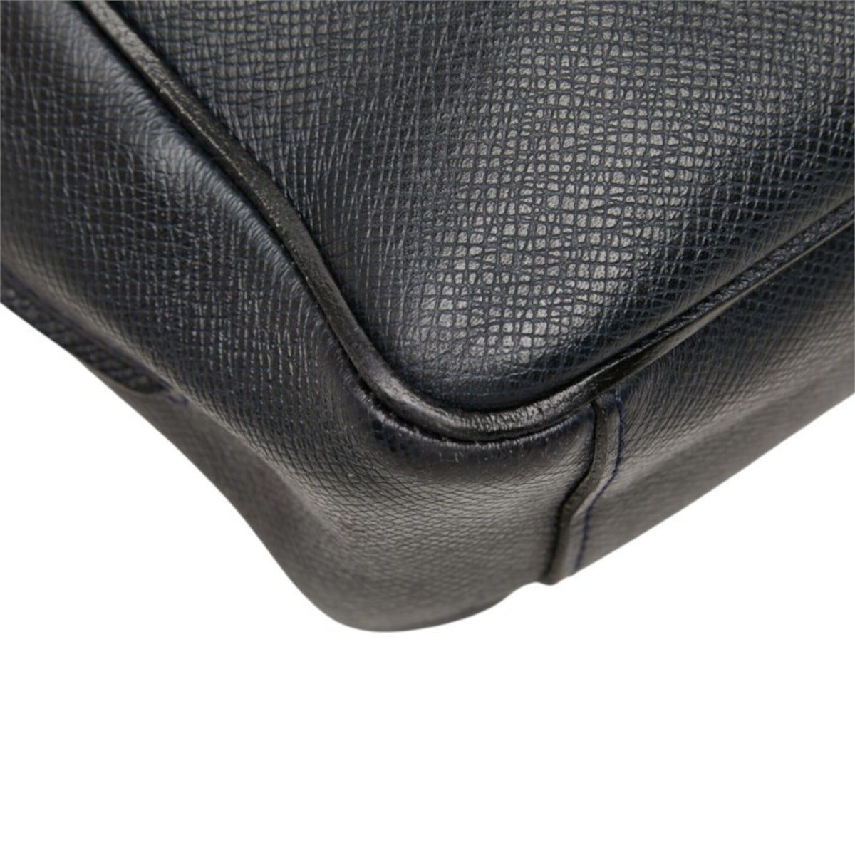 Louis Vuitton Taiga Navy Leather Messenger Bag Shoulder Bag (Pre-Owned)