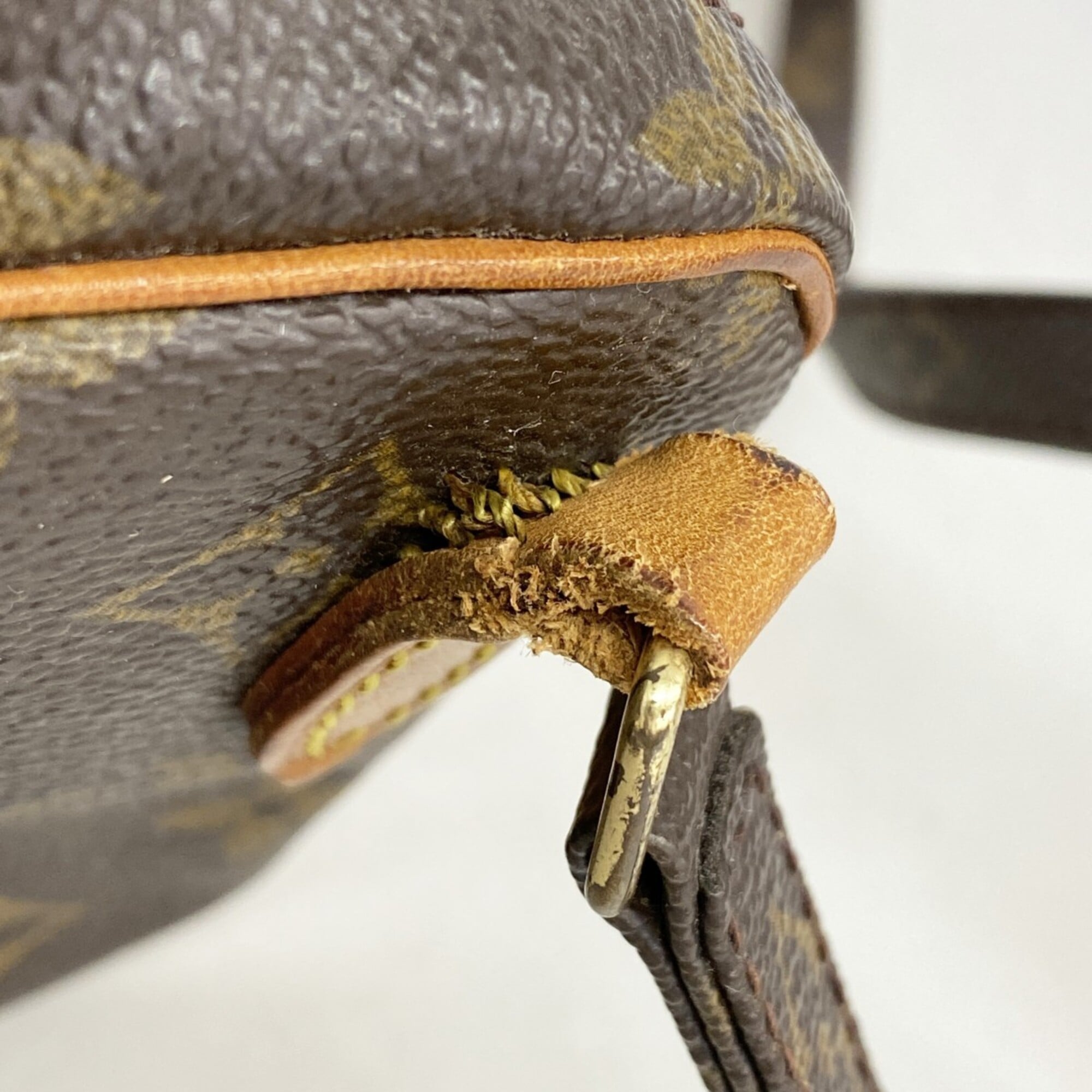 Louis Vuitton Brown Shoulder Bag (Pre-Owned)