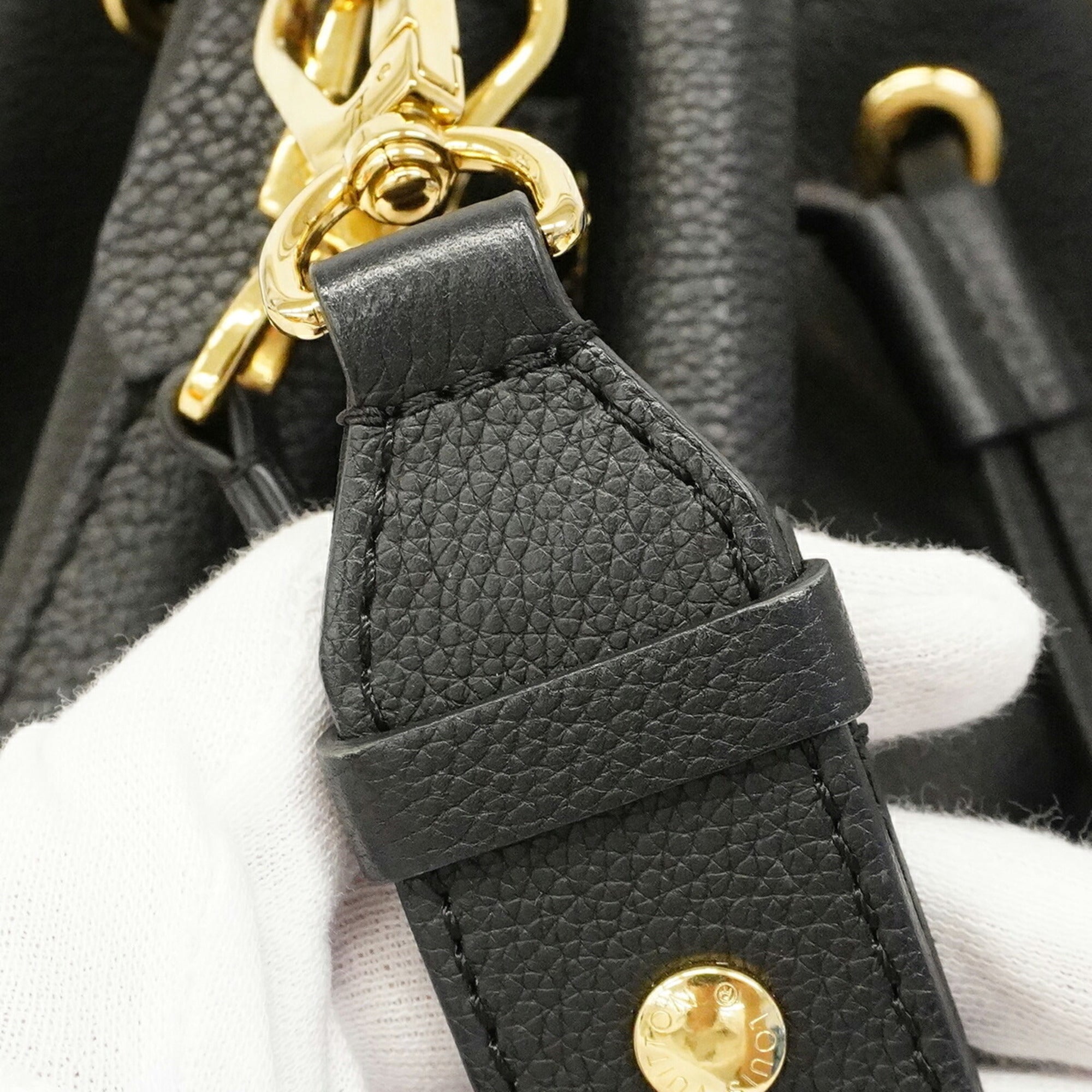 Louis Vuitton Noir Handbag (Pre-Owned)