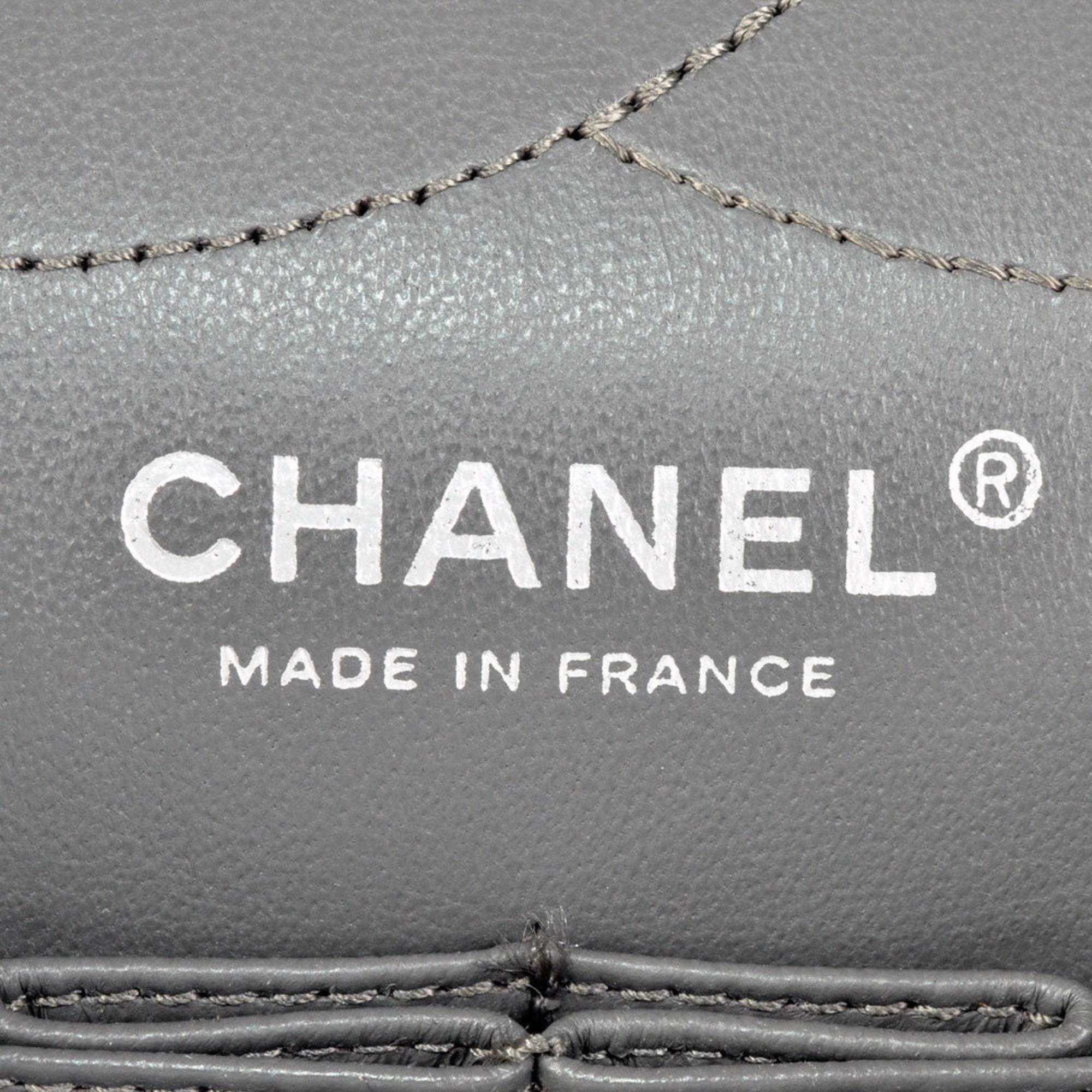 Chanel Gray Leather Shoulder Bag (Pre-Owned)