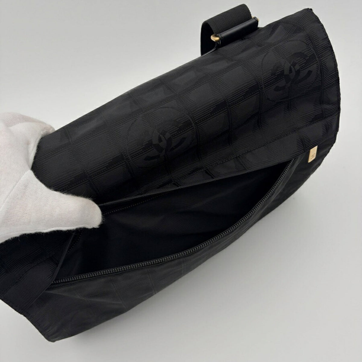 Chanel Black New Travel Line Nylon Jacquard Leather Messenger Bag (Pre-Owned)