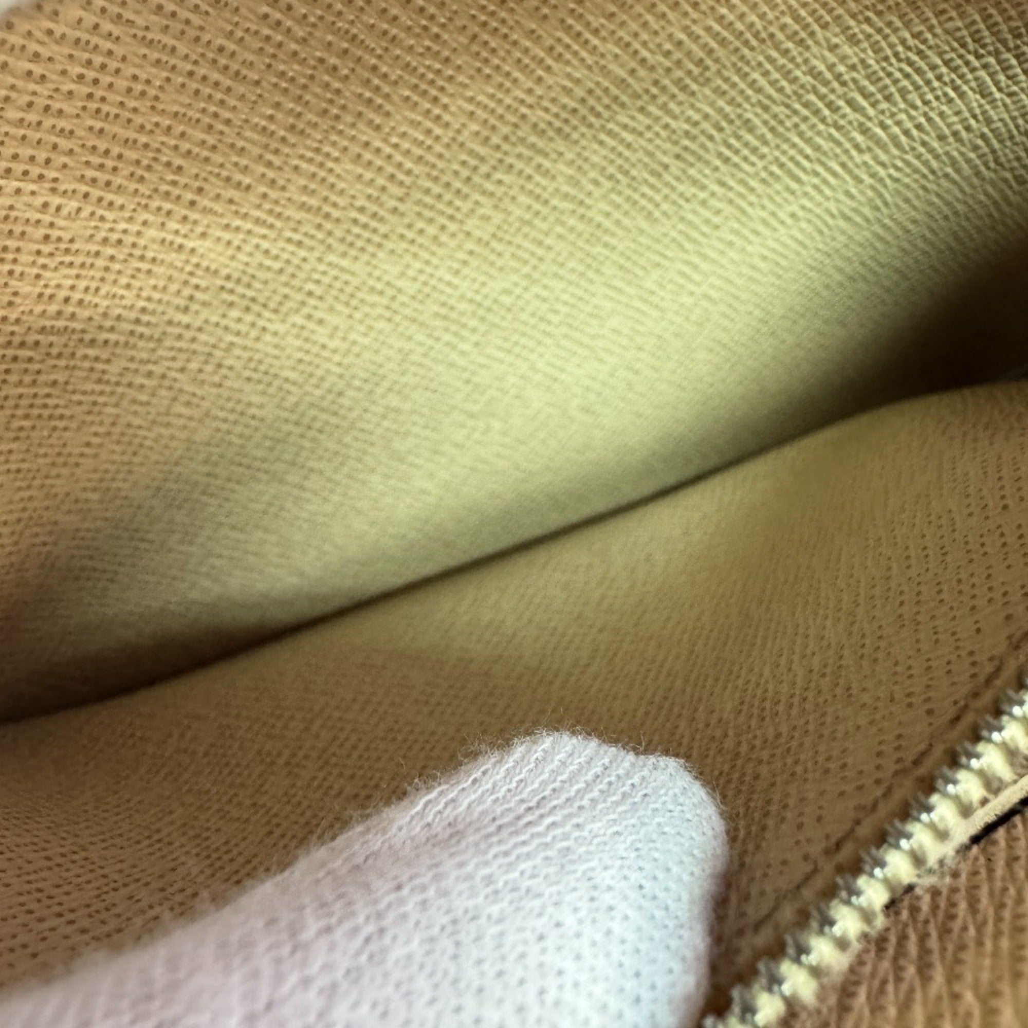 Louis Vuitton Beige Leather (Pre-Owned)