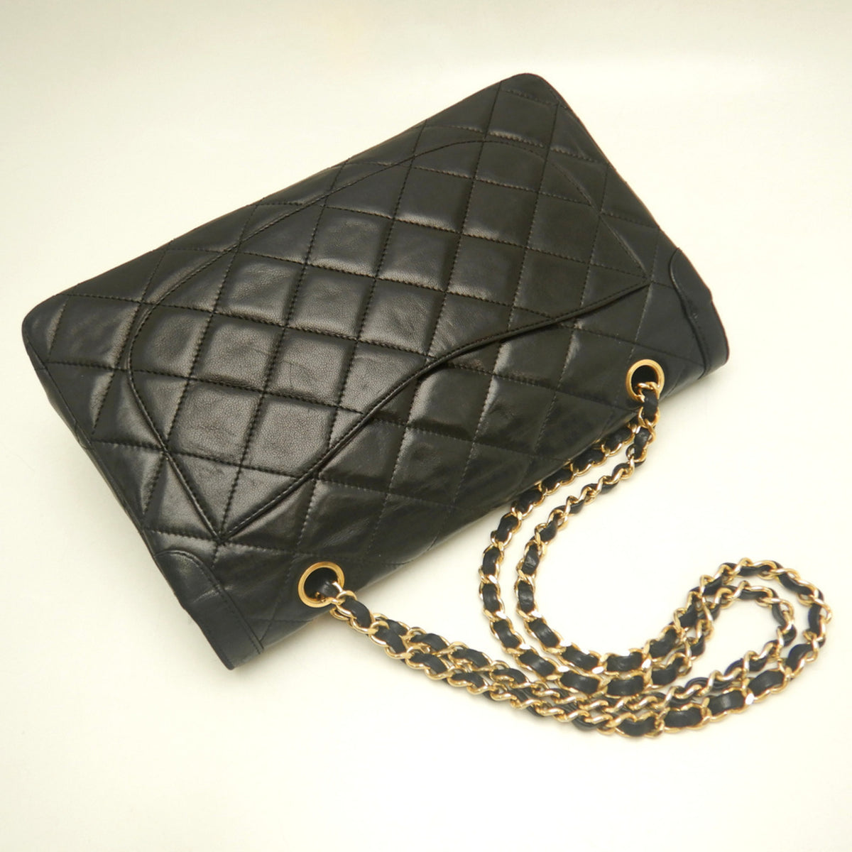 Chanel Black Leather Shoulder Bag (Pre-Owned)