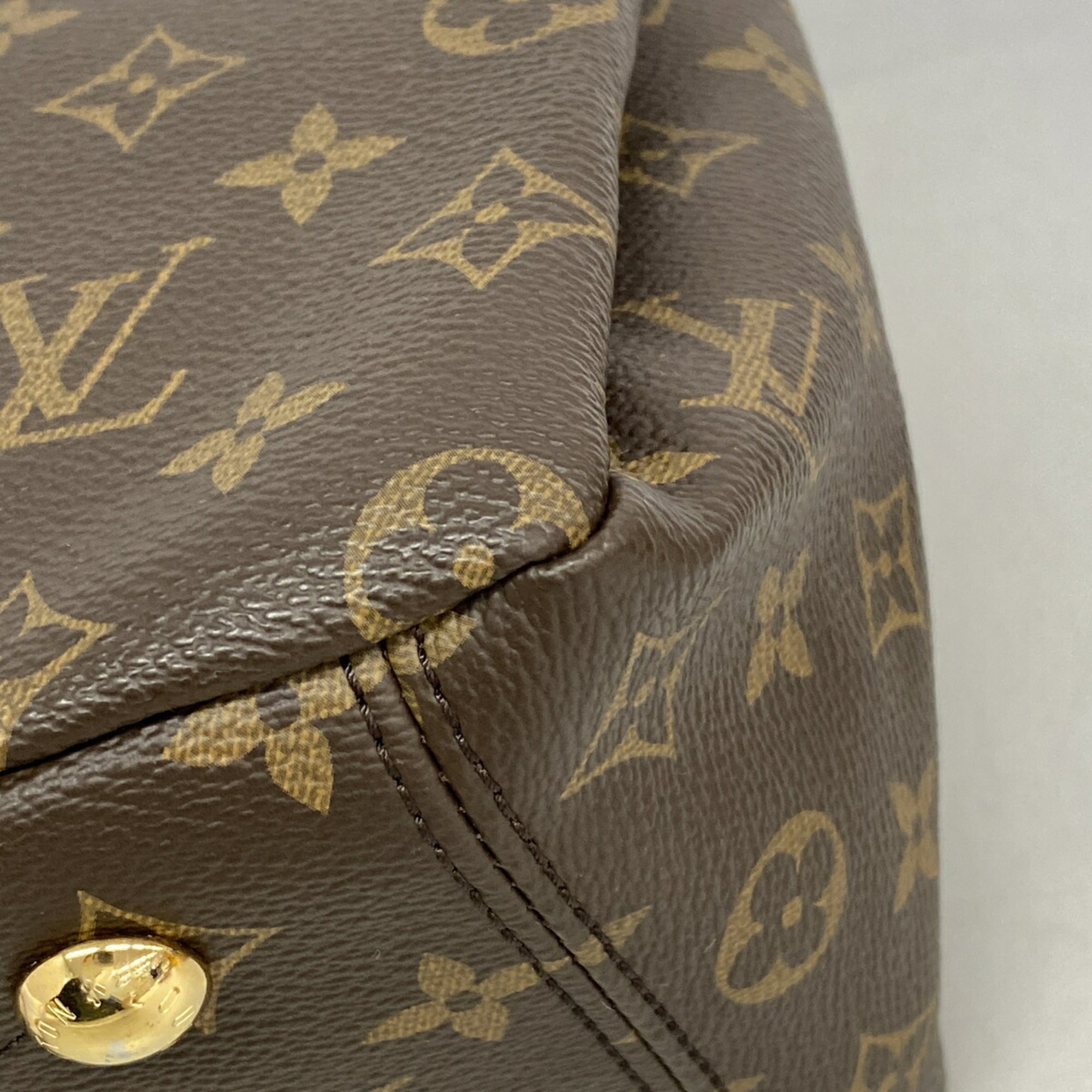 Louis Vuitton Noir Handbag (Pre-Owned)
