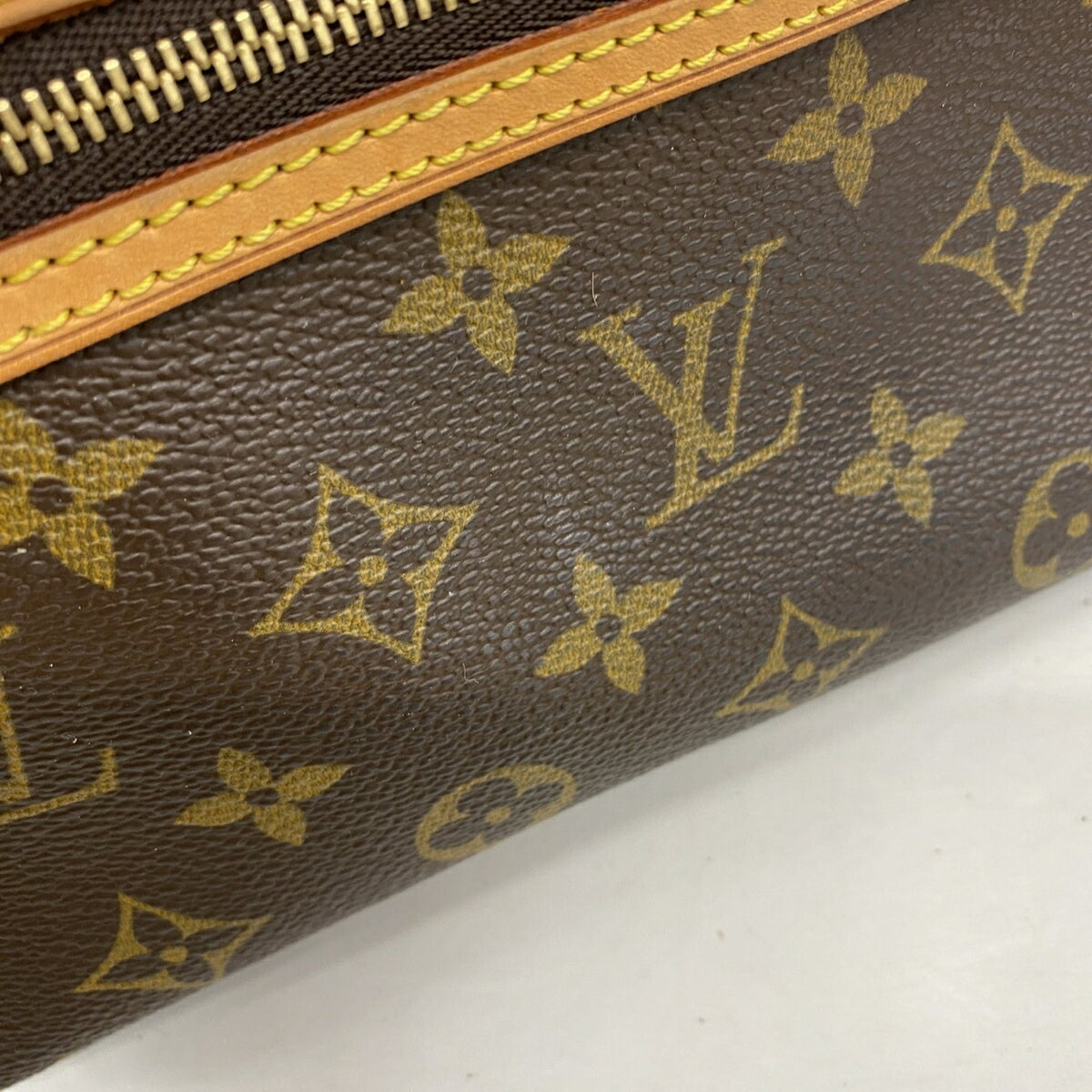 Louis Vuitton Brown Shoulder Bag (Pre-Owned)
