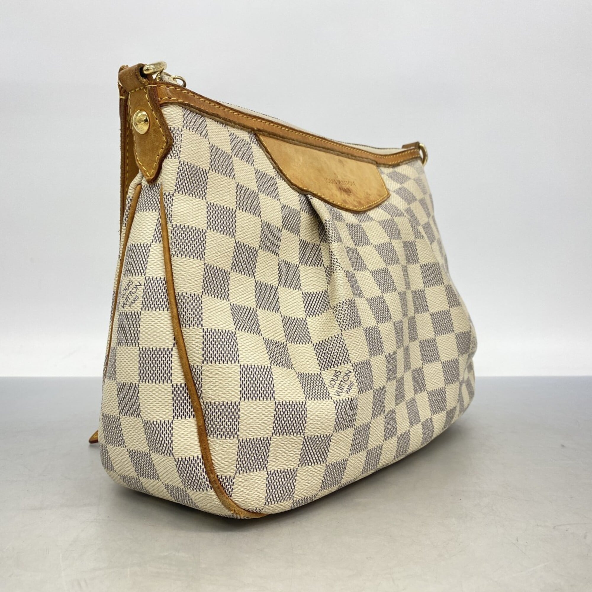 Louis Vuitton White Shoulder Bag (Pre-Owned)