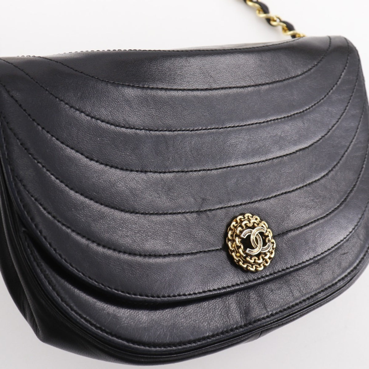 Chanel Black Leather Shoulder Bag (Pre-Owned)
