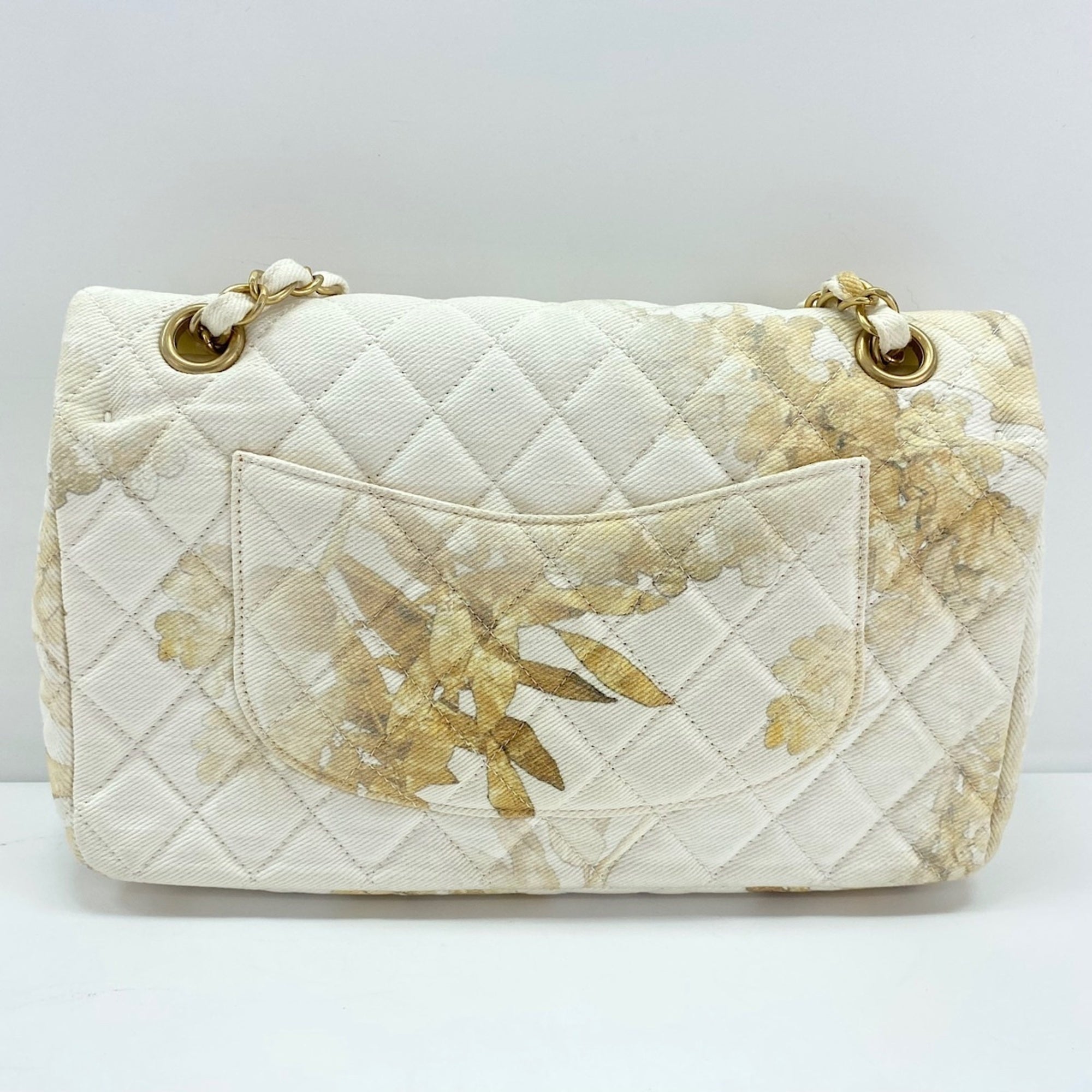 Chanel Matelasse White Canvas Shoulder Bag (Pre-Owned)