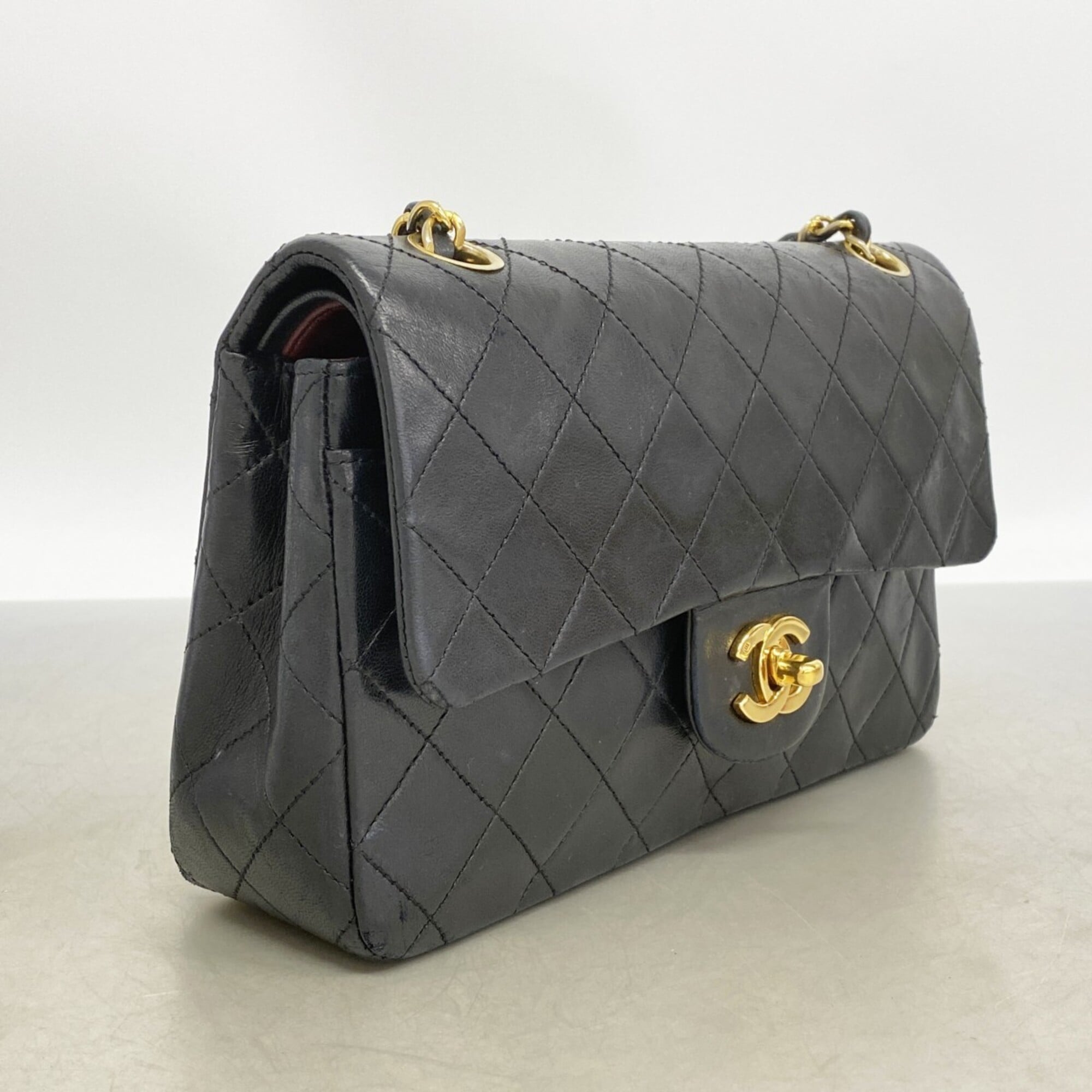 Chanel Black Leather Shoulder Bag (Pre-Owned)