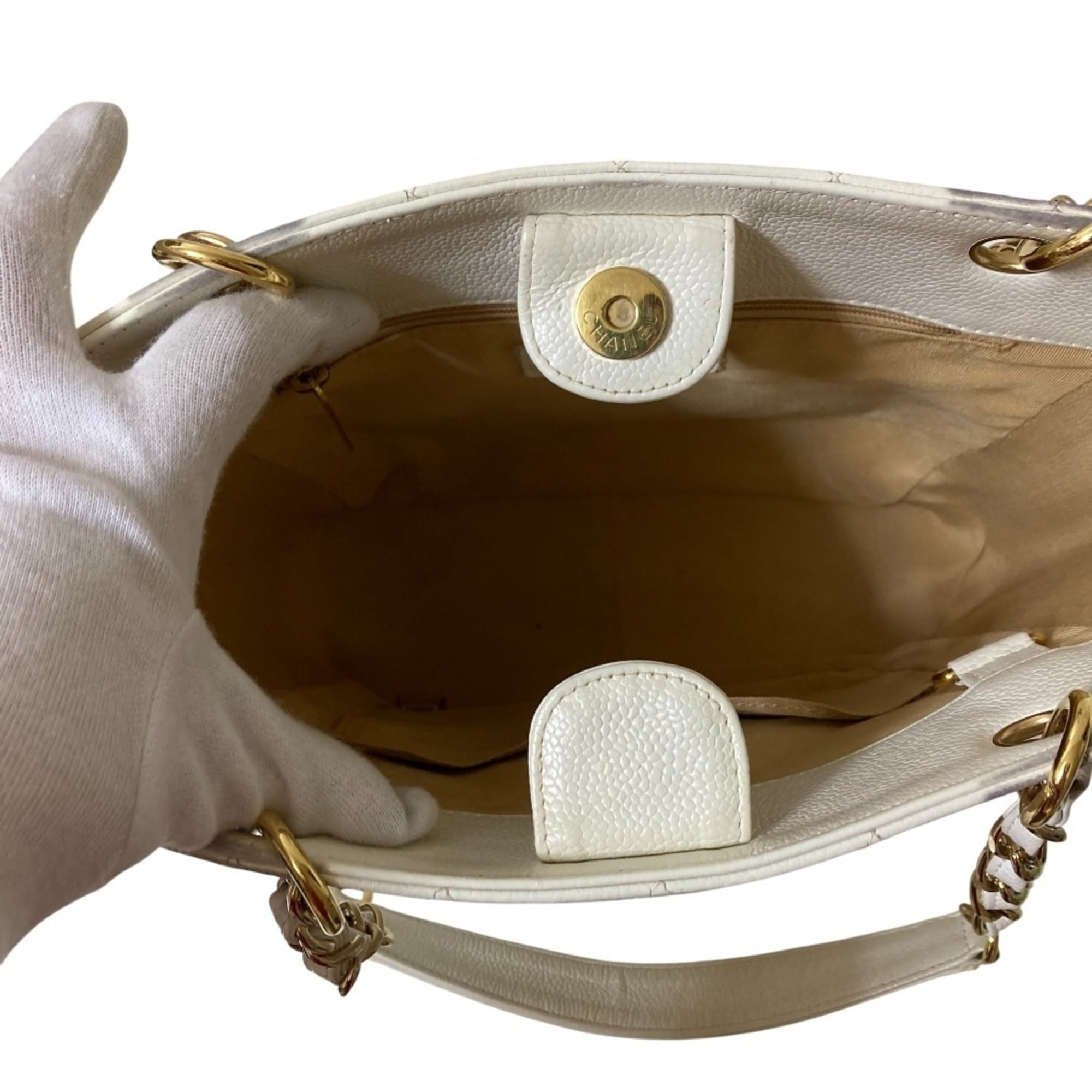 Chanel White Grained Calfskin Shoulder Bag (Pre-Owned)