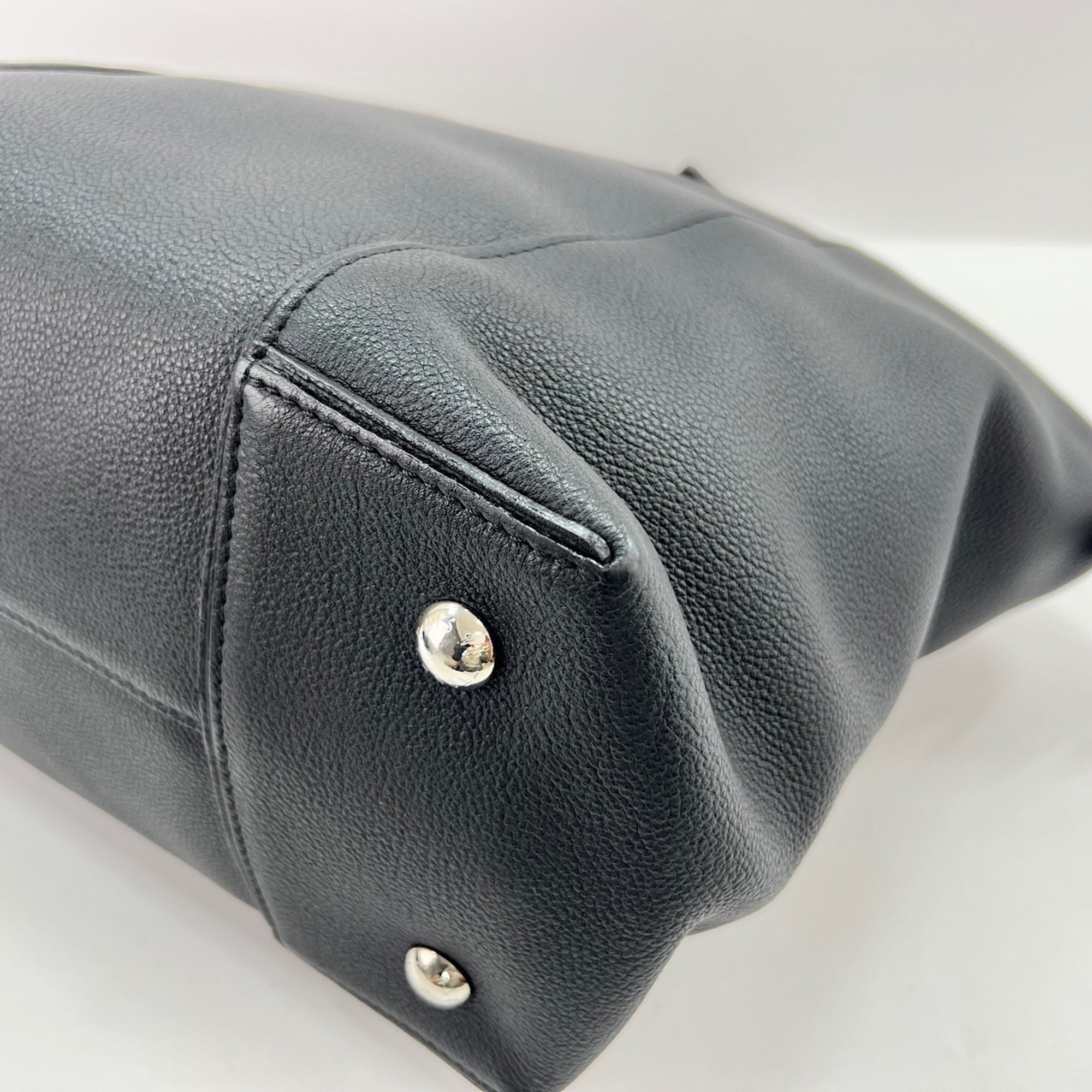 Louis Vuitton Black Handbag (Pre-Owned)
