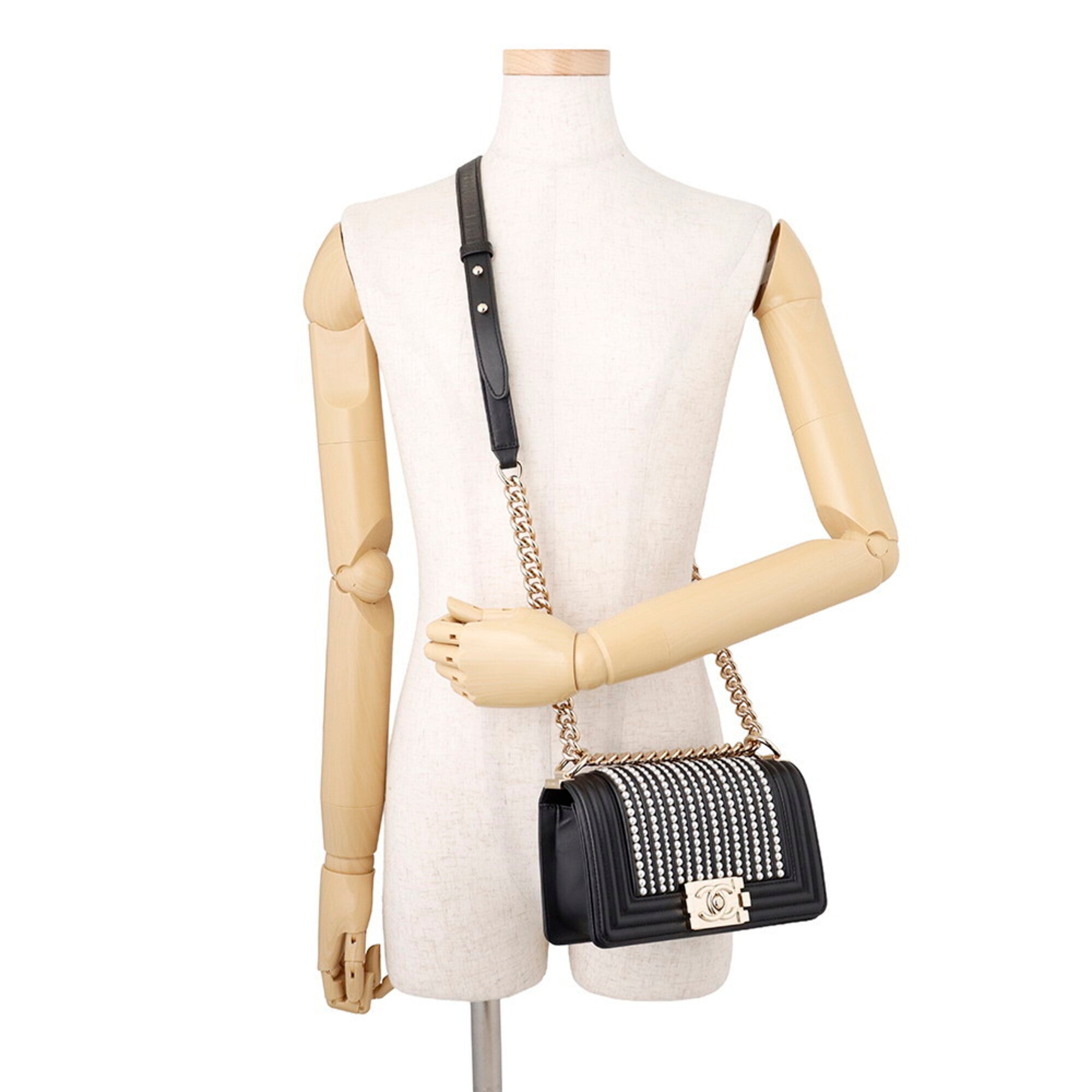 Chanel Matelasse Black Leather Shoulder Bag (Pre-Owned)