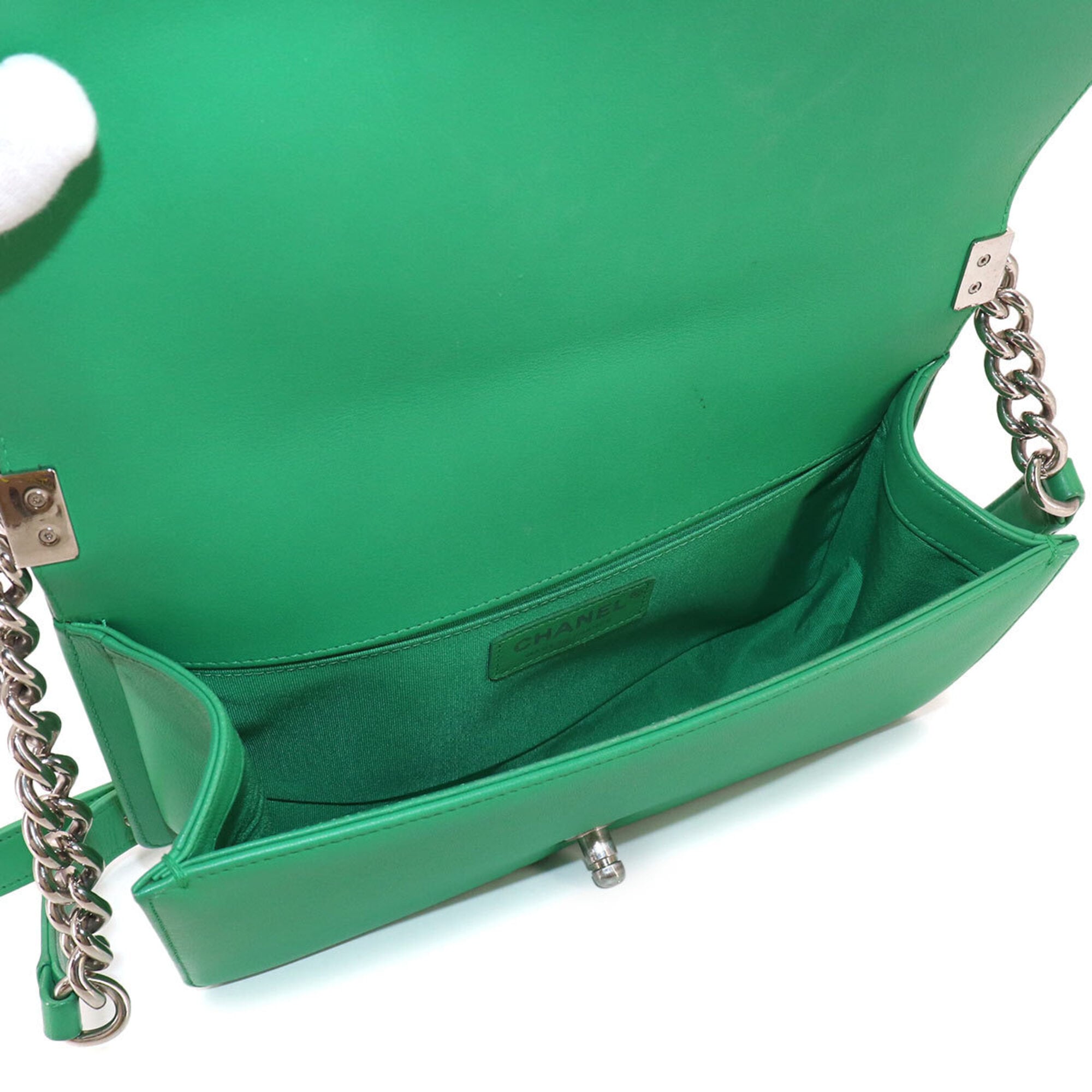 Chanel Boy Chanel Green Leather Handbag Shoulder Bag (Pre-Owned)