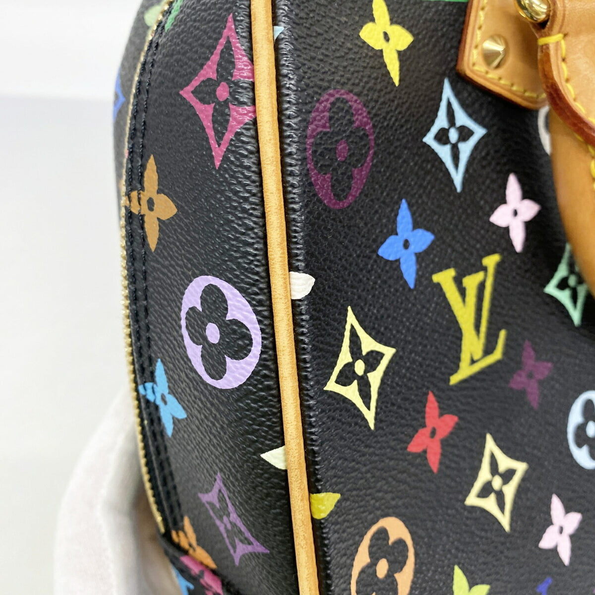 Louis Vuitton Noir Handbag (Pre-Owned)