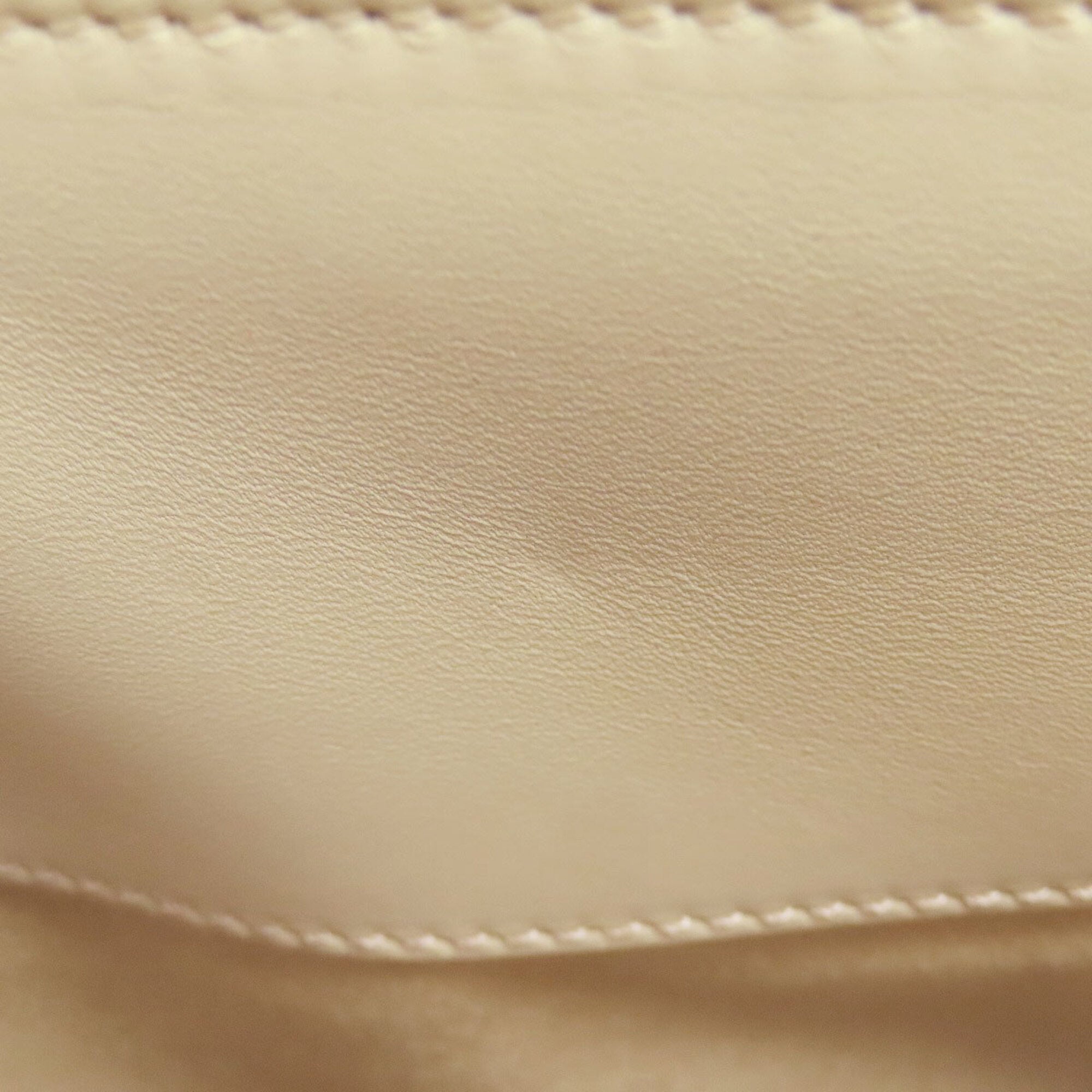 Tod's Ivory Leather Handbag (Pre-Owned)