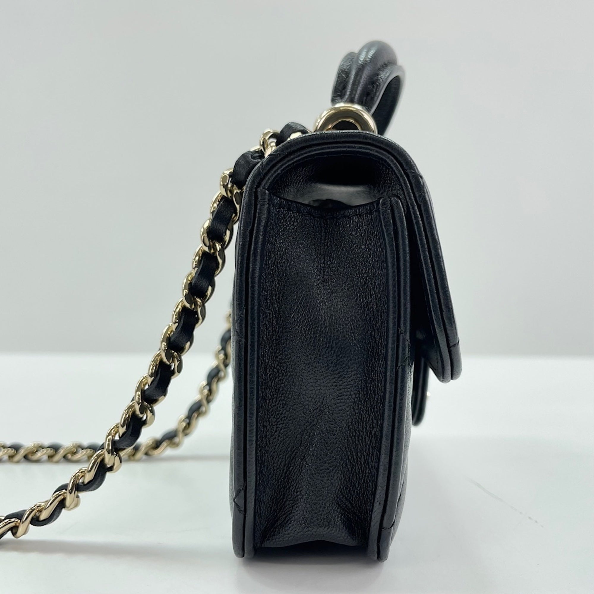 Chanel Black Leather Shoulder Bag (Pre-Owned)