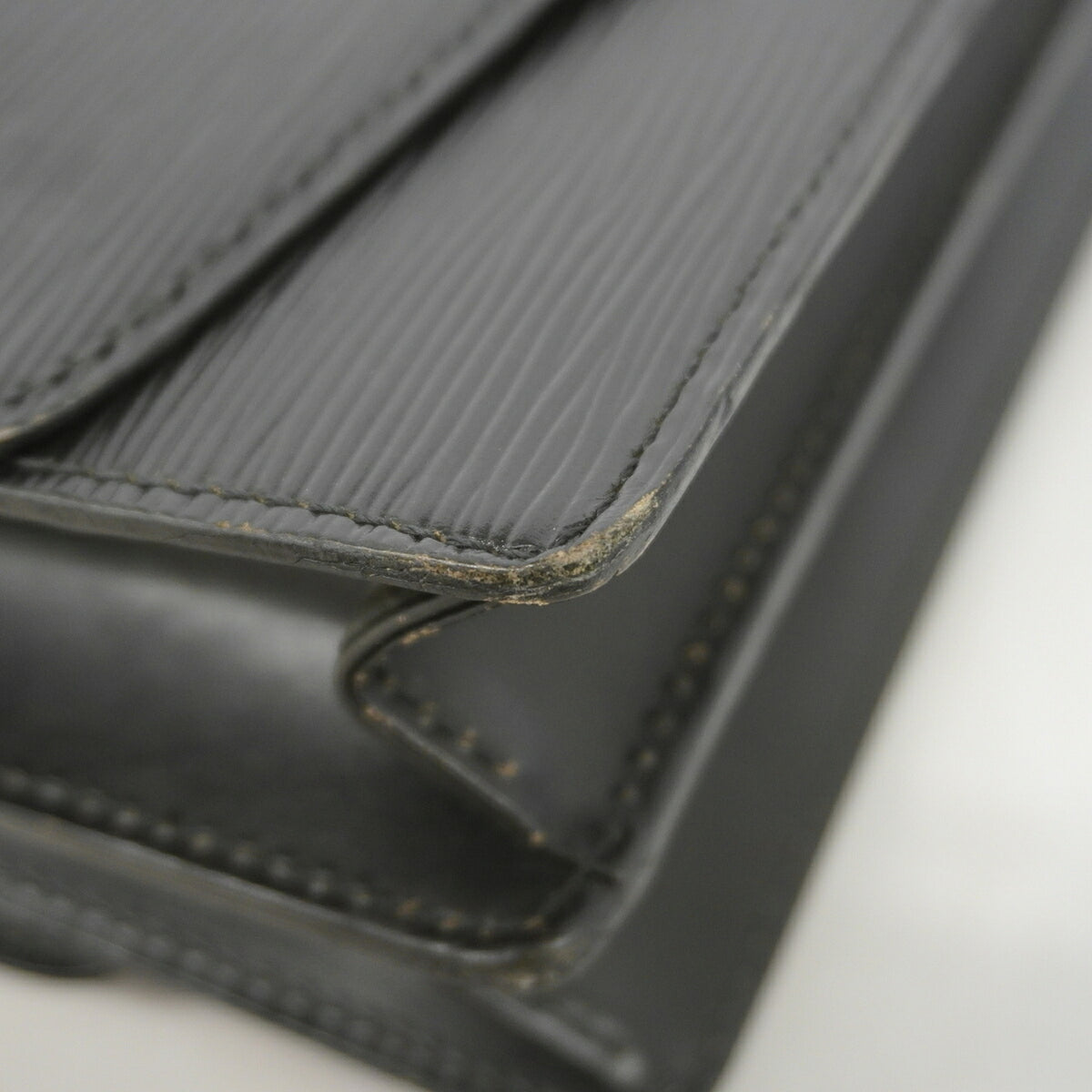 Louis Vuitton Noir Shoulder Bag (Pre-Owned)