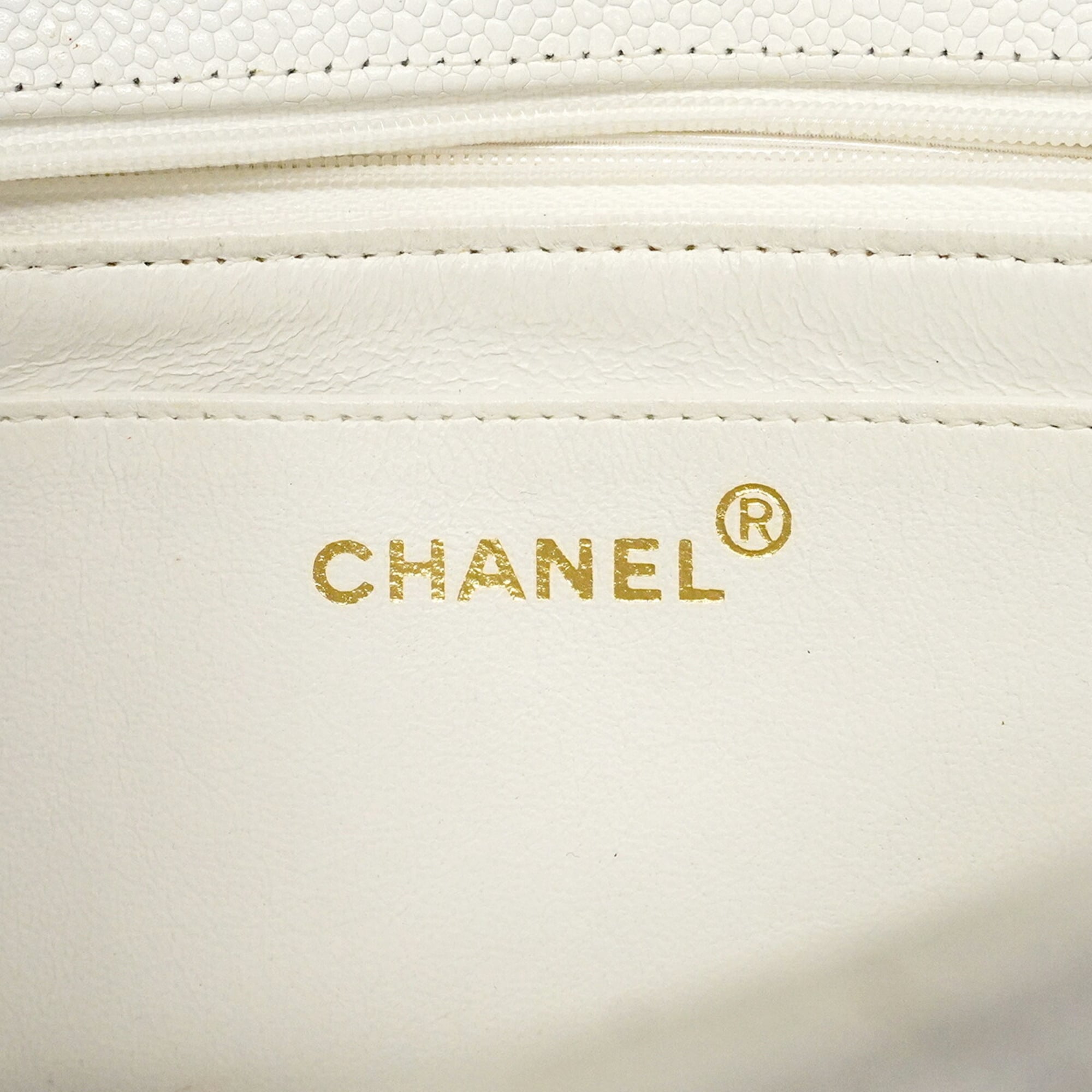 Chanel White Grained Calfskin Shoulder Bag (Pre-Owned)