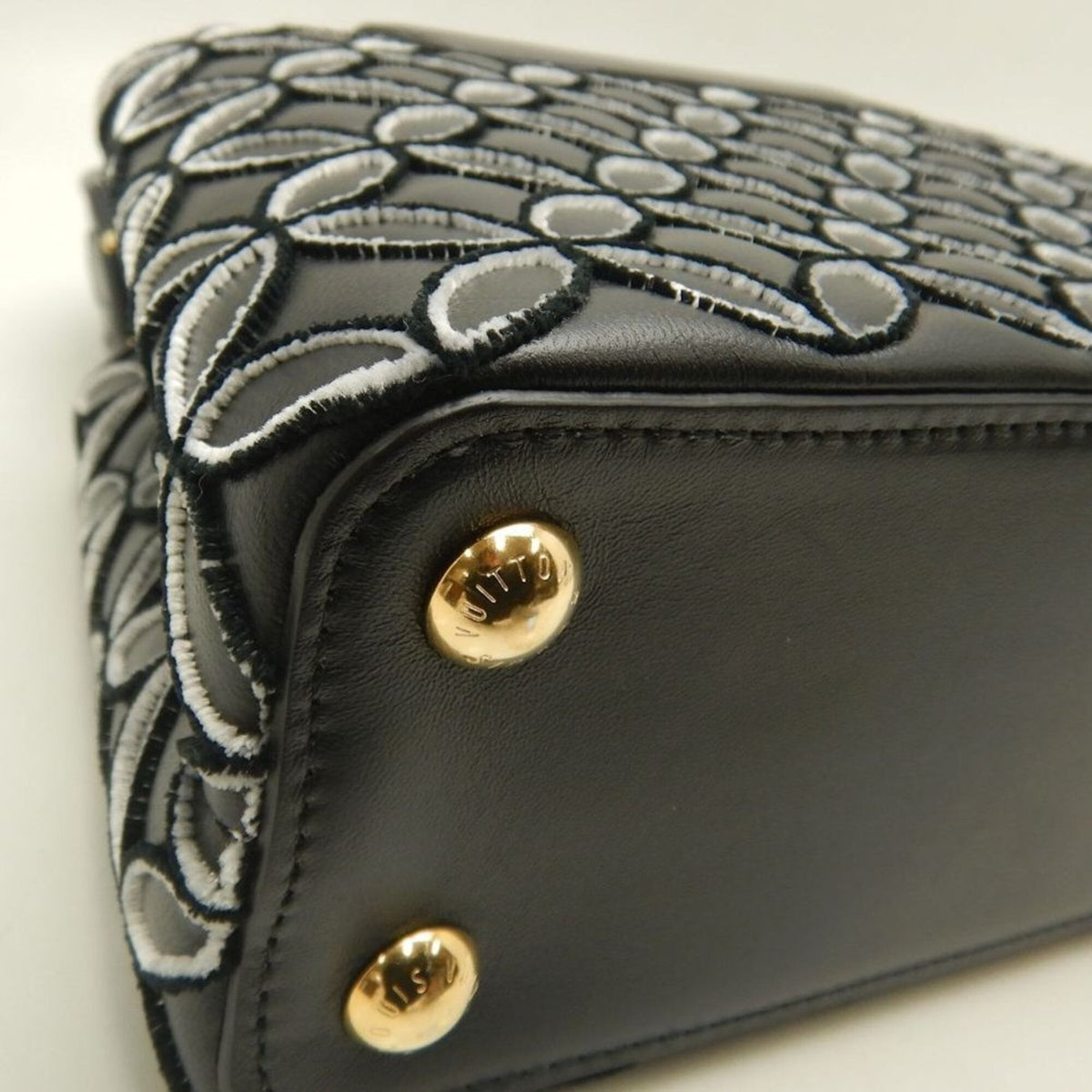 Louis Vuitton Noir Leather Handbag (Pre-Owned)