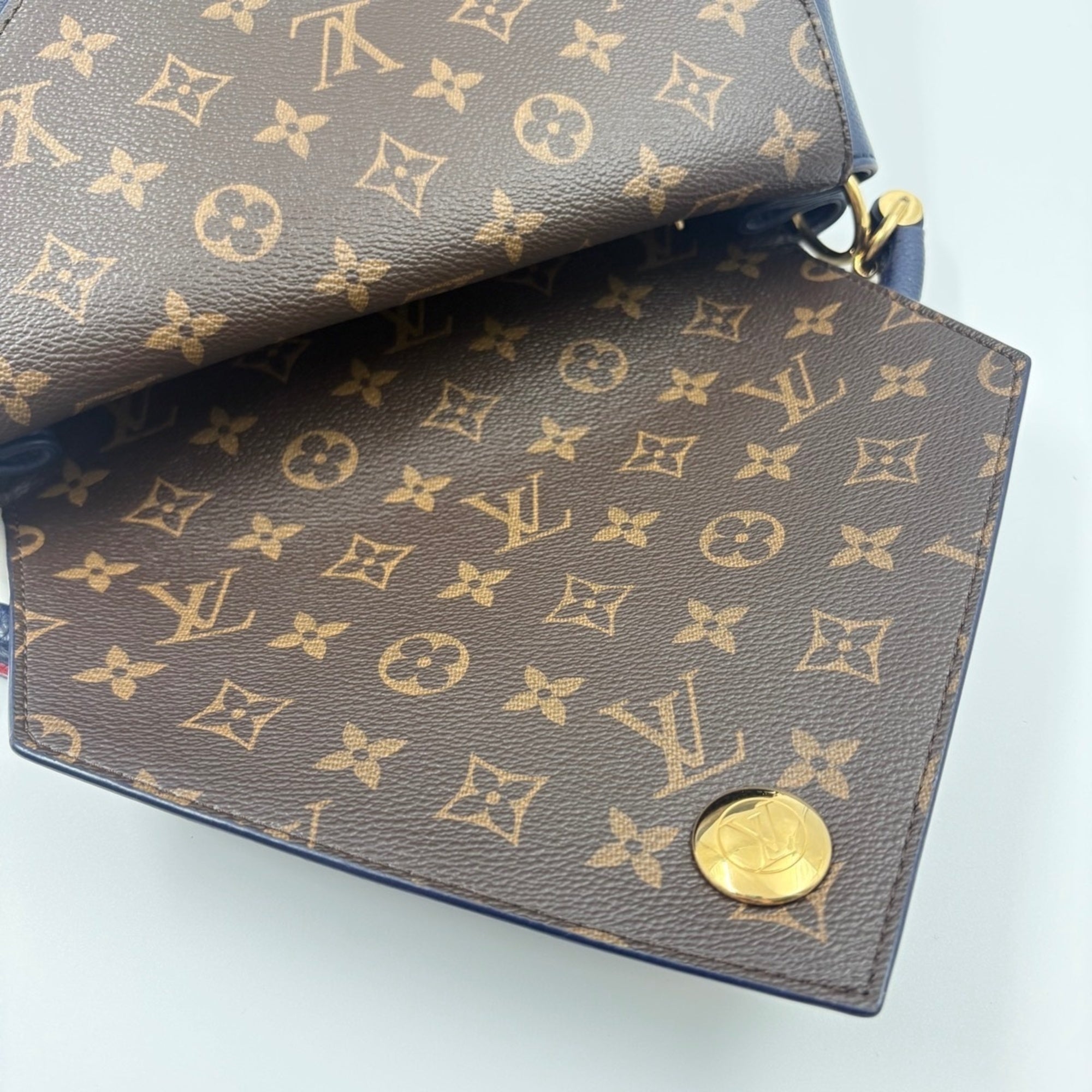 Louis Vuitton Blue Handbag (Pre-Owned)