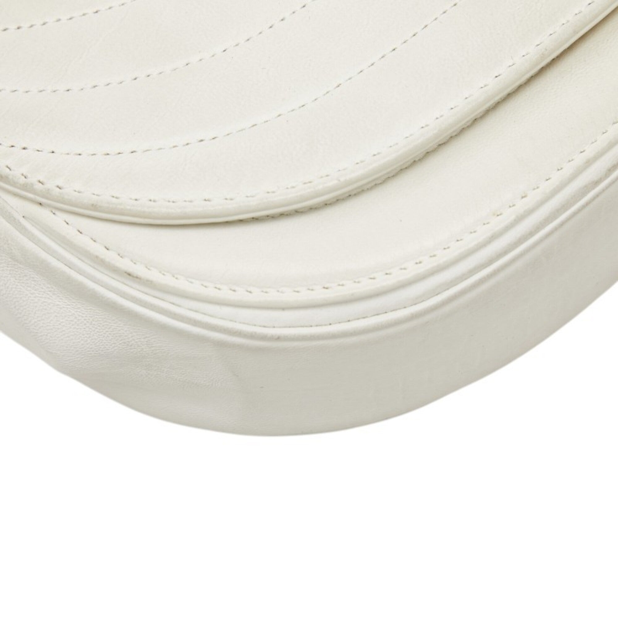 Chanel White Leather Shoulder Bag (Pre-Owned)